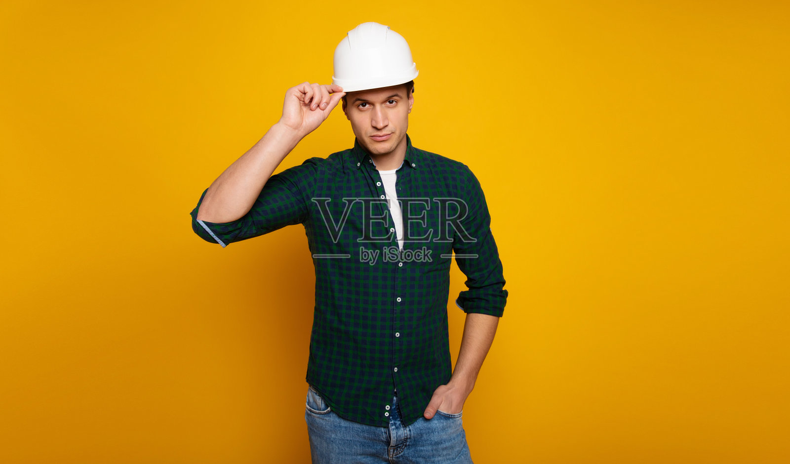 戴安全帽自信的专业人士照片摄影图片