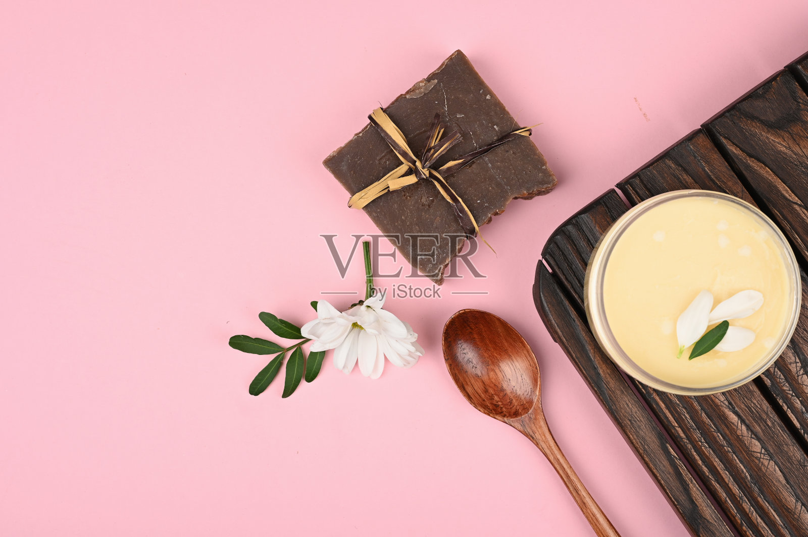 适当的皮肤护理。抗衰老霜。护肤霜。的手。的脸。保健化妆品。平躺照片摄影图片