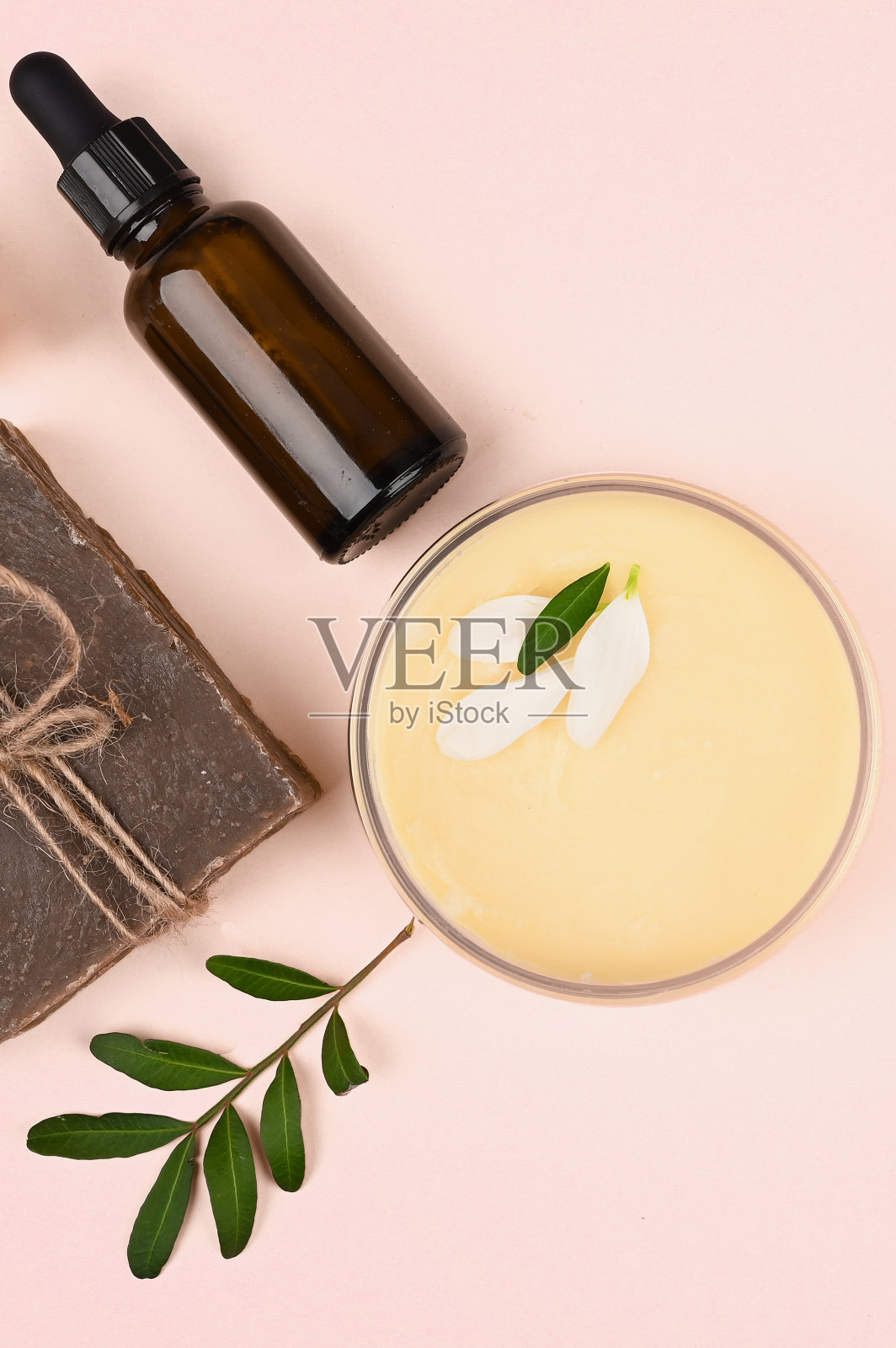 化妆品和天然植物。抗衰老霜。护肤霜。的手。的脸。保健化妆品。平躺照片摄影图片