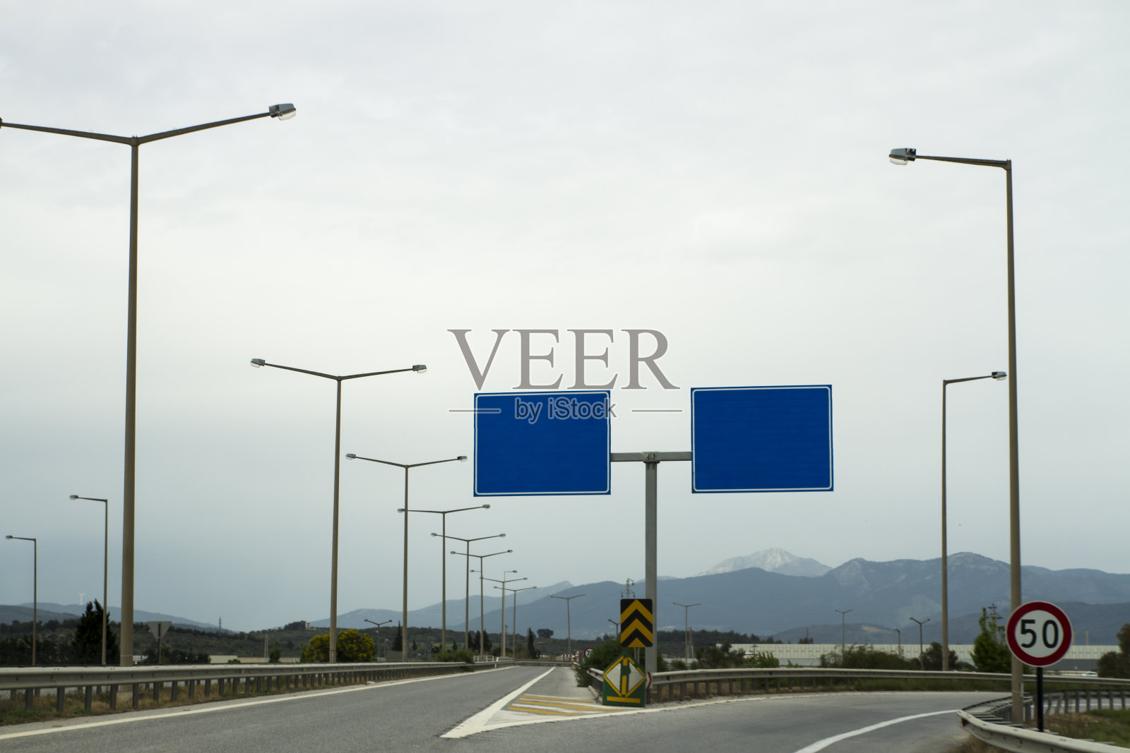 道路标志及投票率照片摄影图片