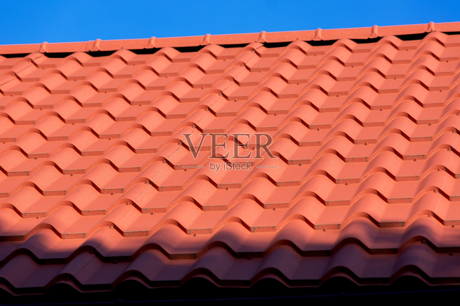 新干净的橙色屋顶瓦片，特写。照片摄影图片