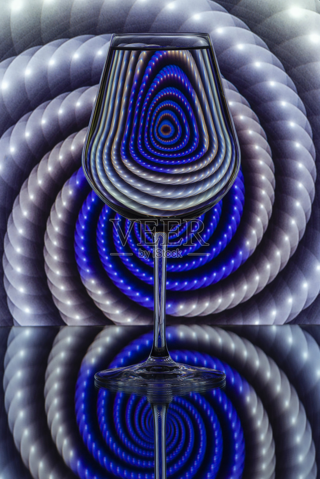 一杯水面对着美丽的背景照片摄影图片