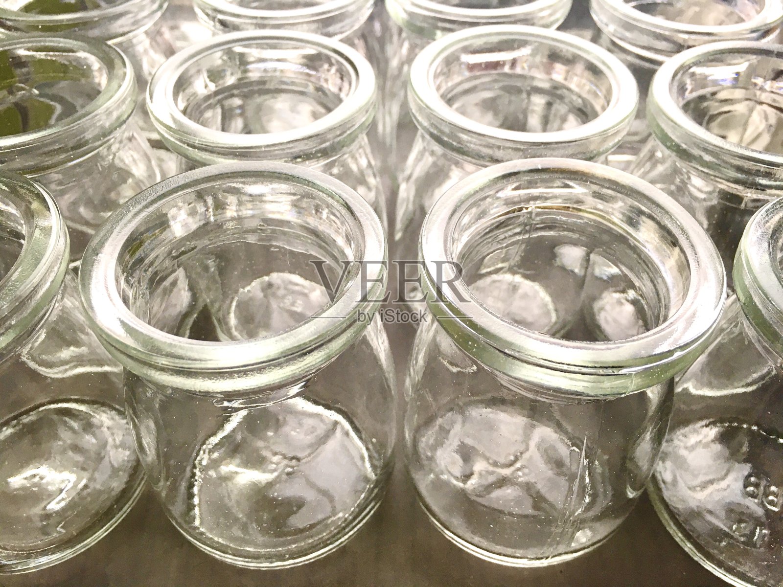 一排酸奶瓶在一个瓦楞盒照片摄影图片