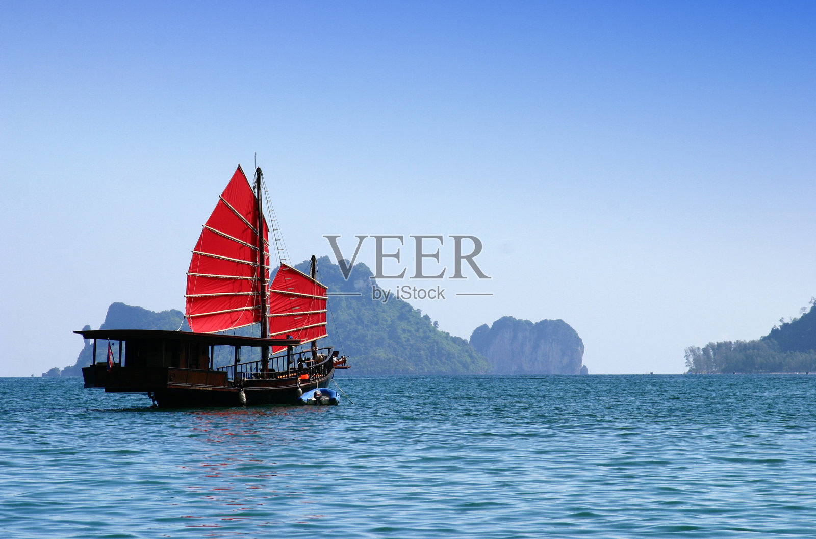 美丽的热带海洋与双桅船在泰国南部照片摄影图片