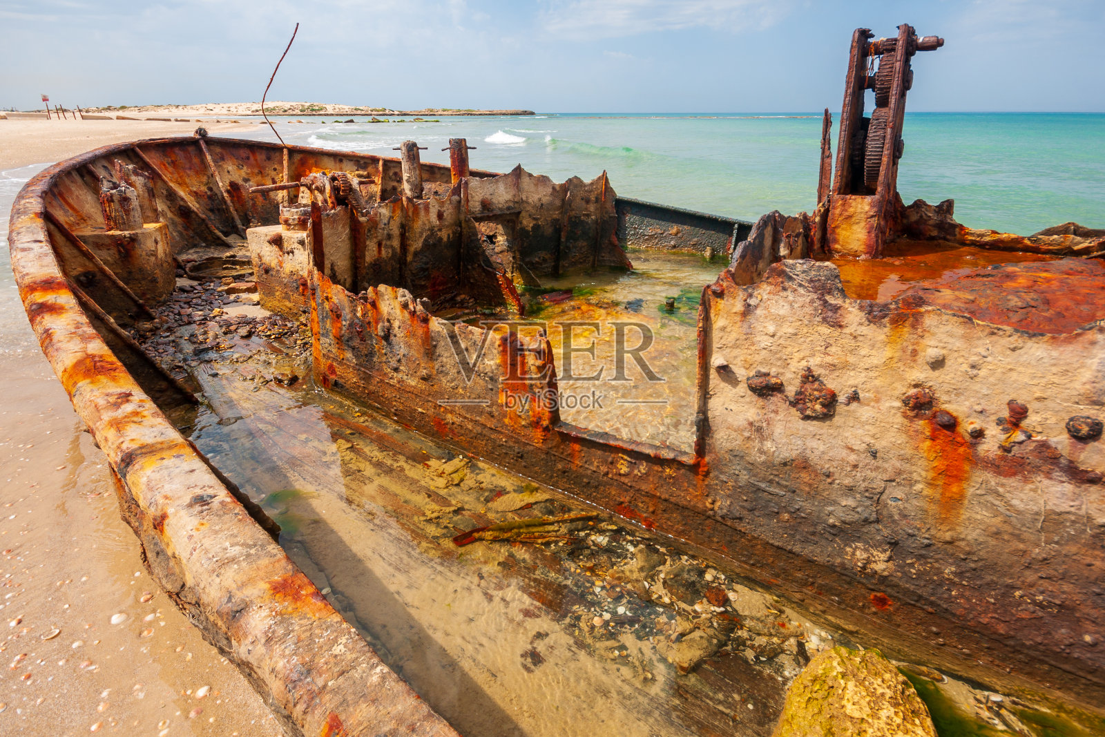 以色列哈博尼姆海岸的生锈沉船照片摄影图片