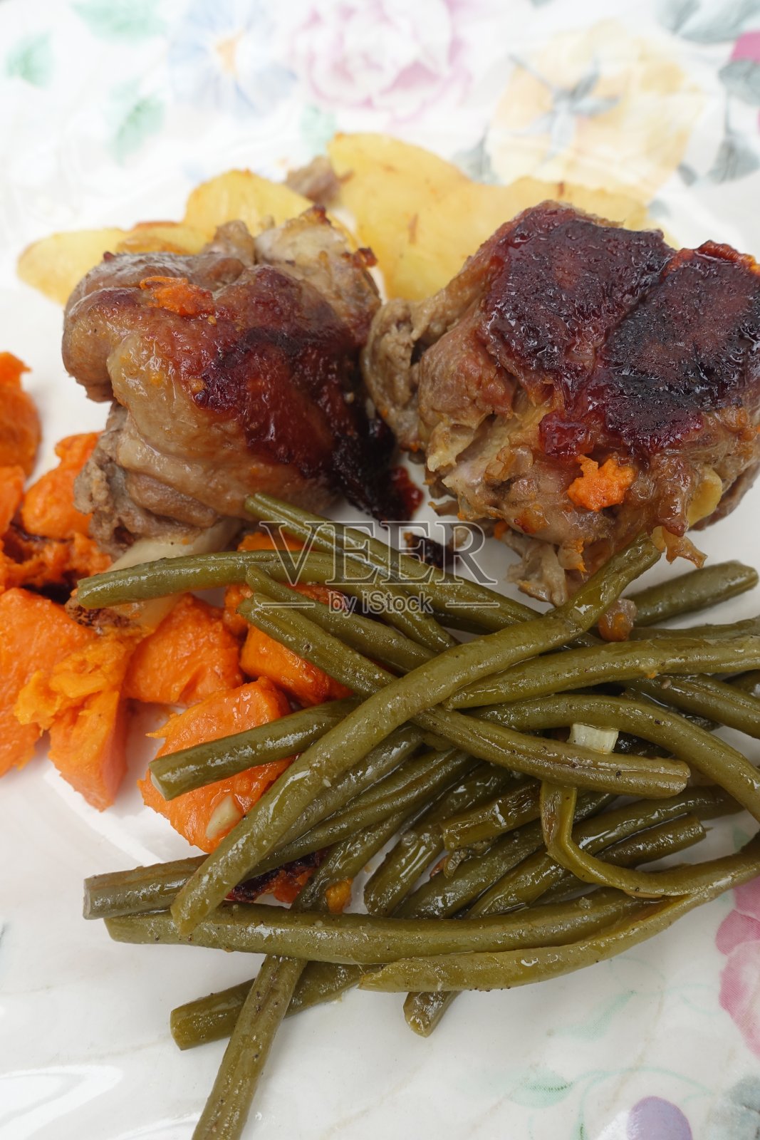 鸭袖煮熟，配青豆、苹果和红薯照片摄影图片