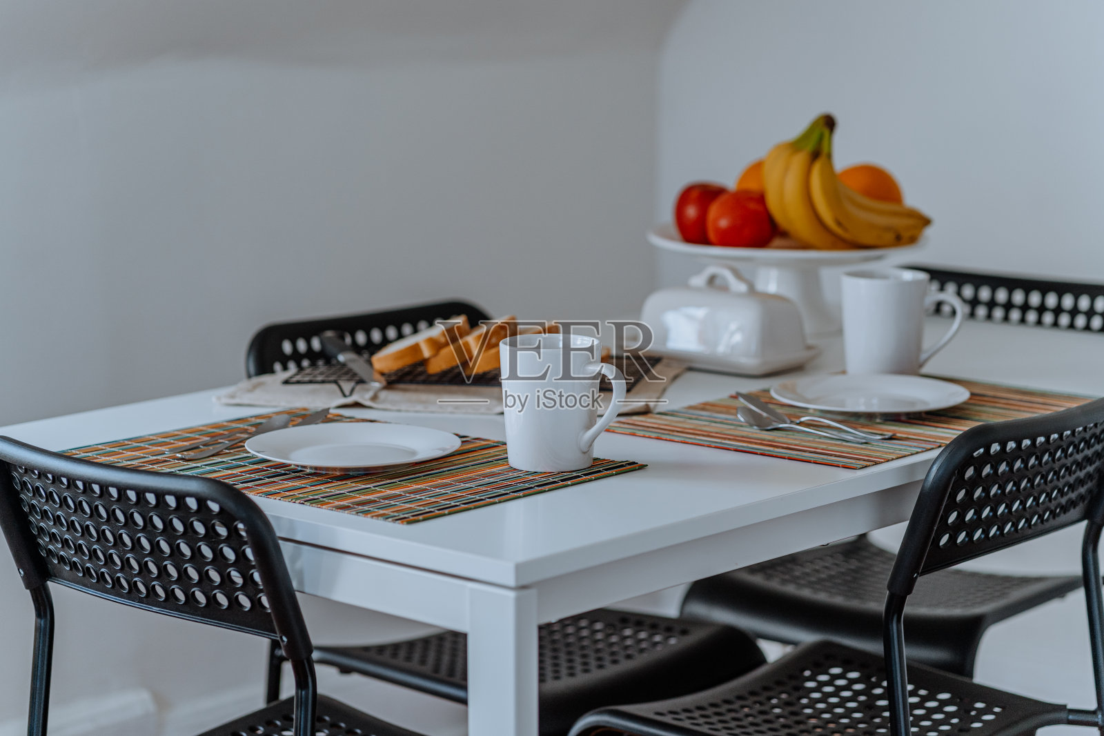 收拾桌子准备早餐照片摄影图片