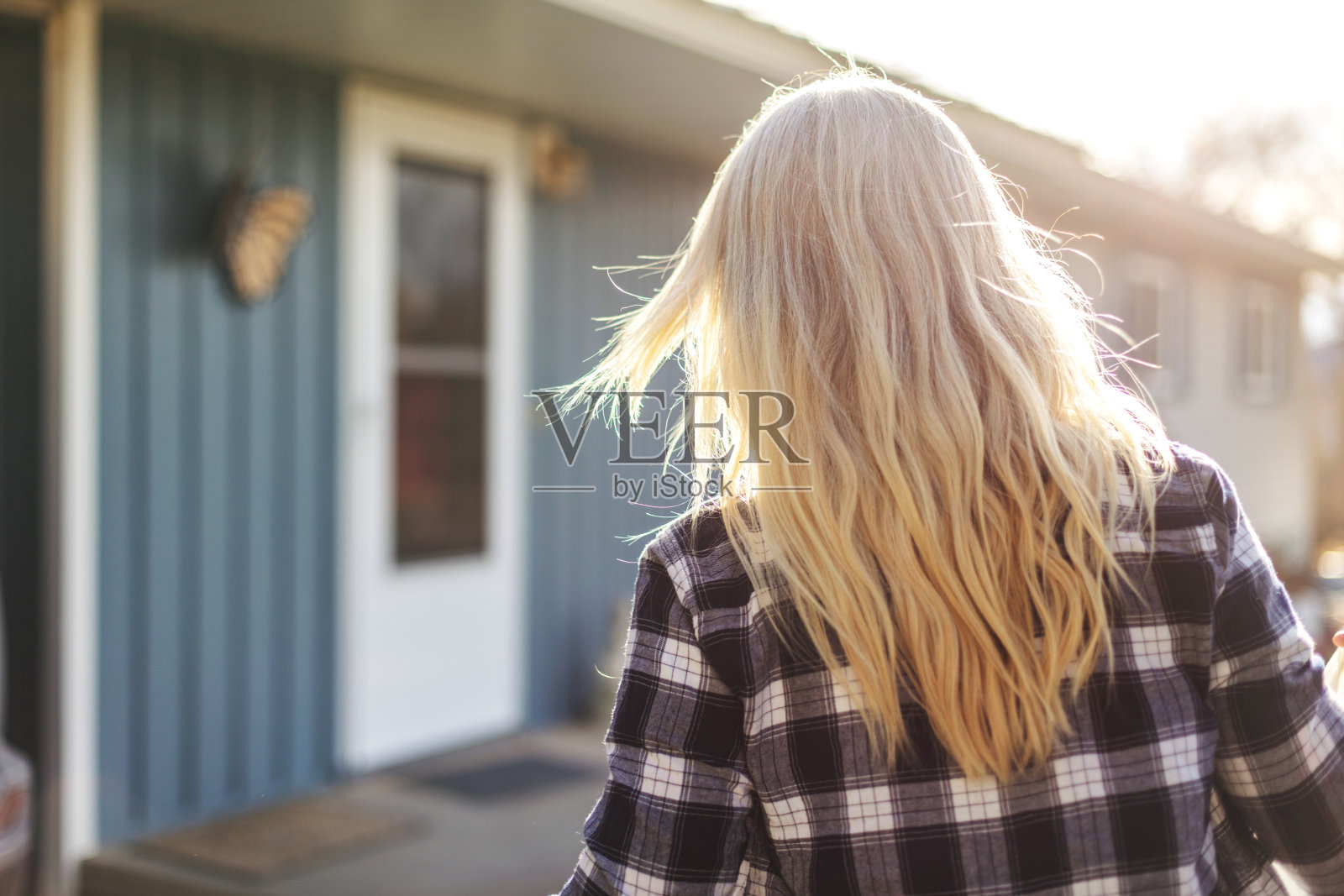 由于传染性病毒的流行，成年女性给年长女性送食品和社交距离照片摄影图片