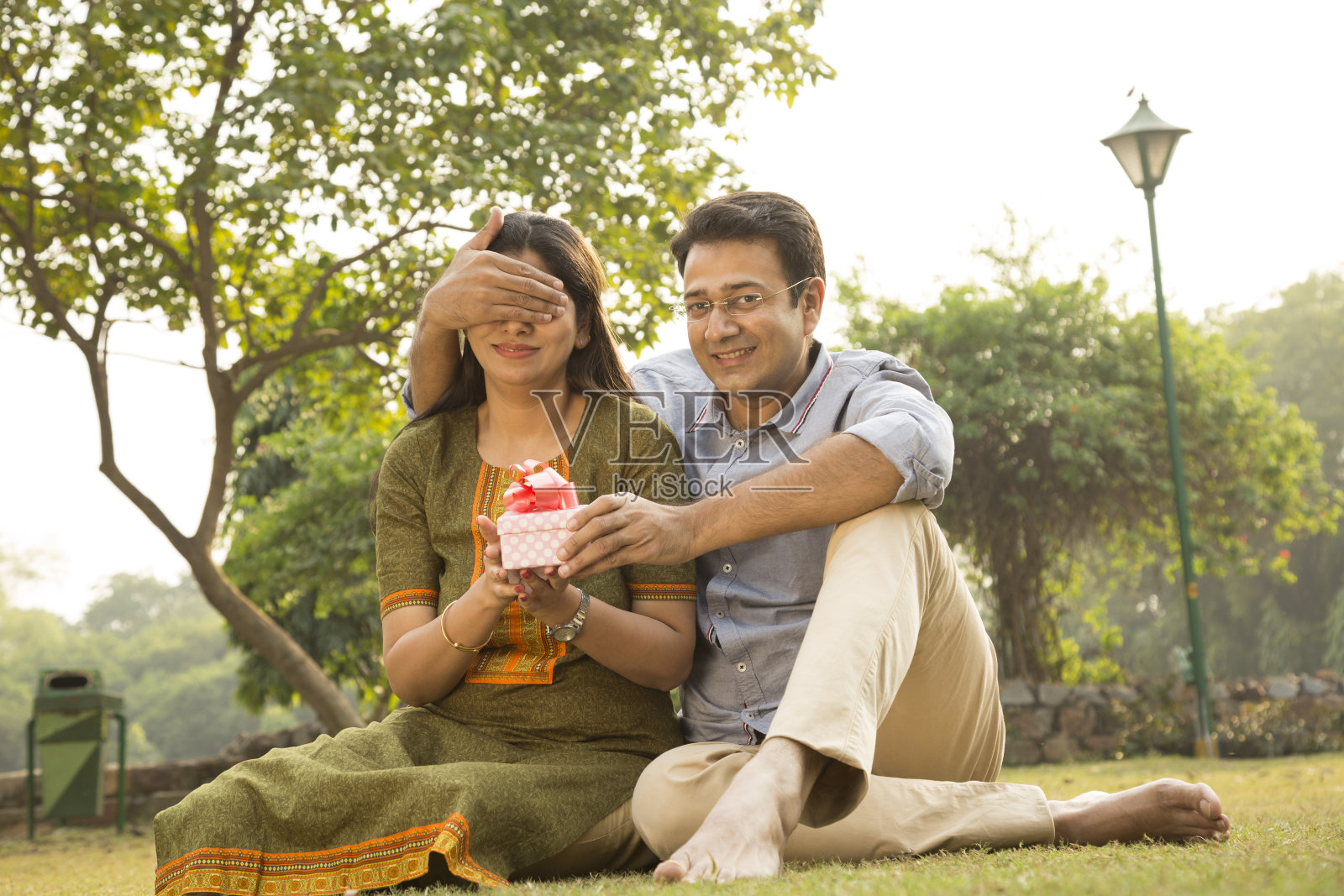 成熟的夫妇在公共公园的股票照片照片摄影图片