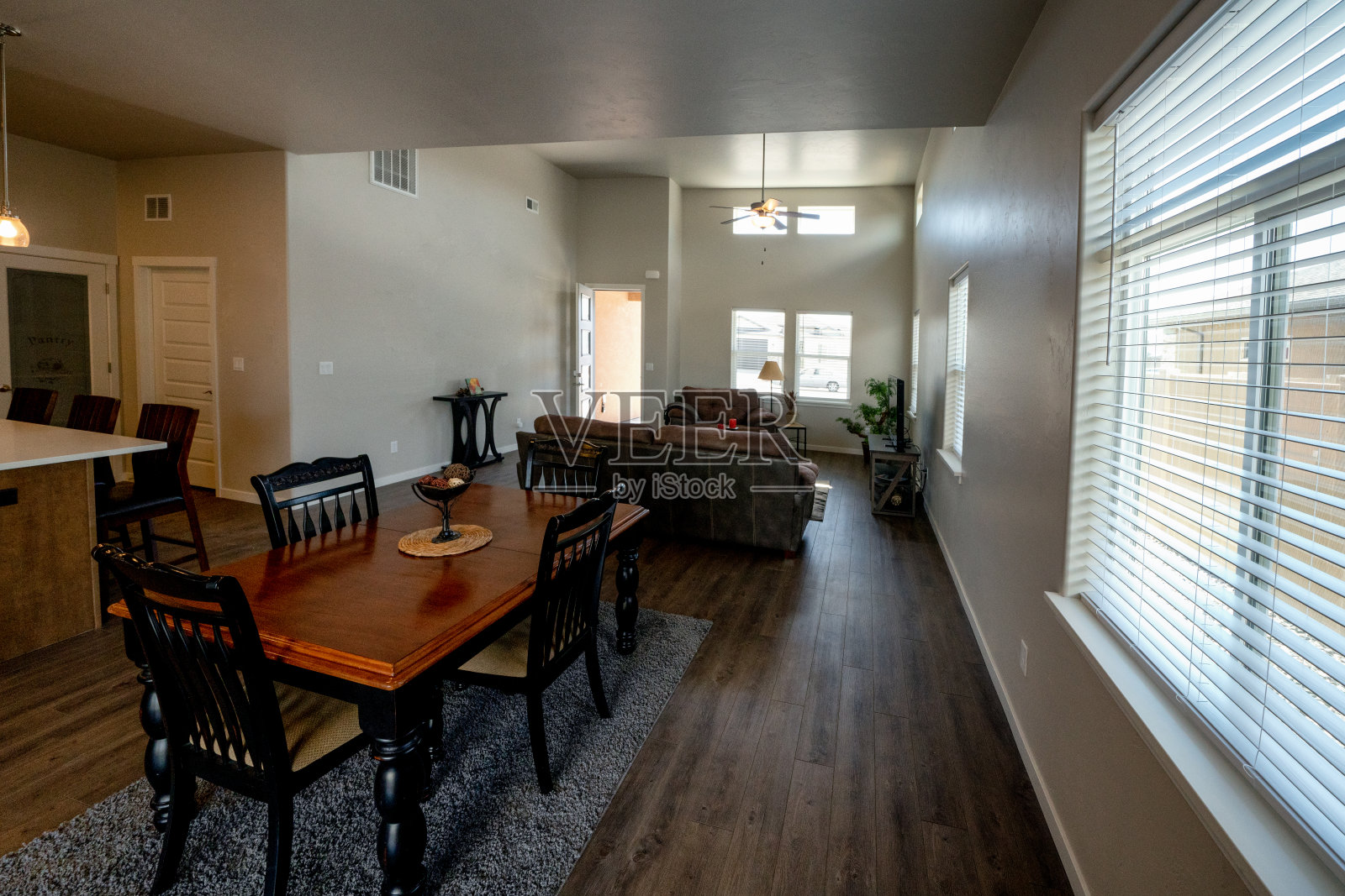 一个漂亮的装饰和家具的新家庭现代厨房照片摄影图片