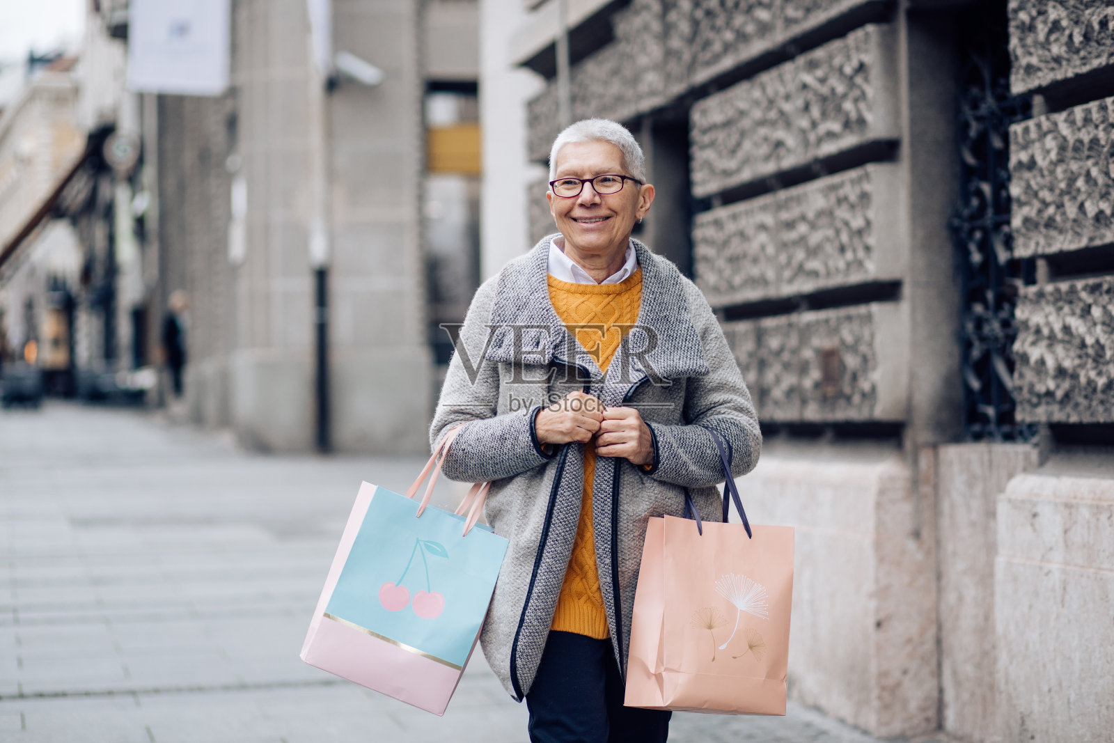 老年女性独自行走照片摄影图片