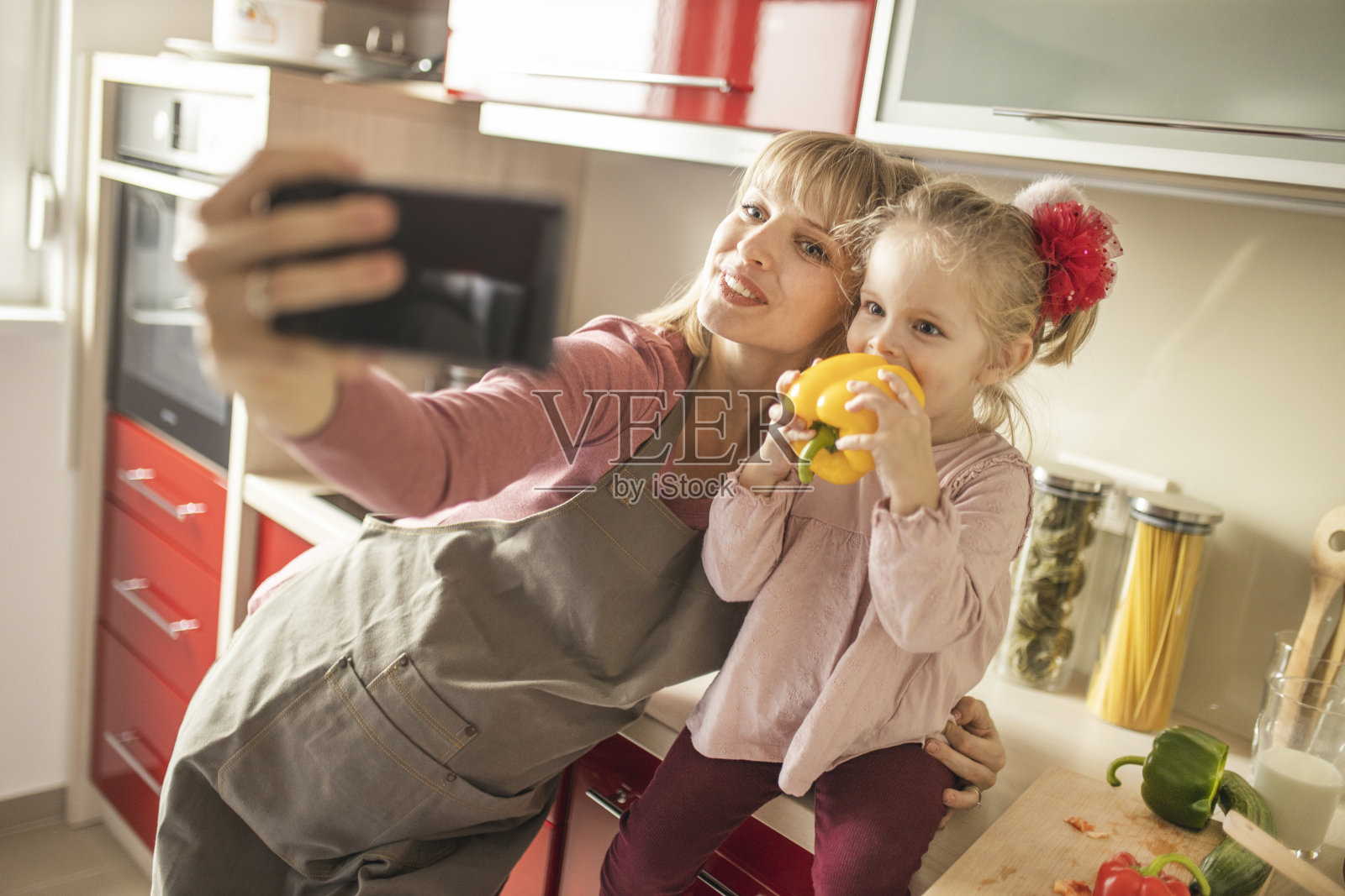 母女俩准备用手机自拍照片摄影图片