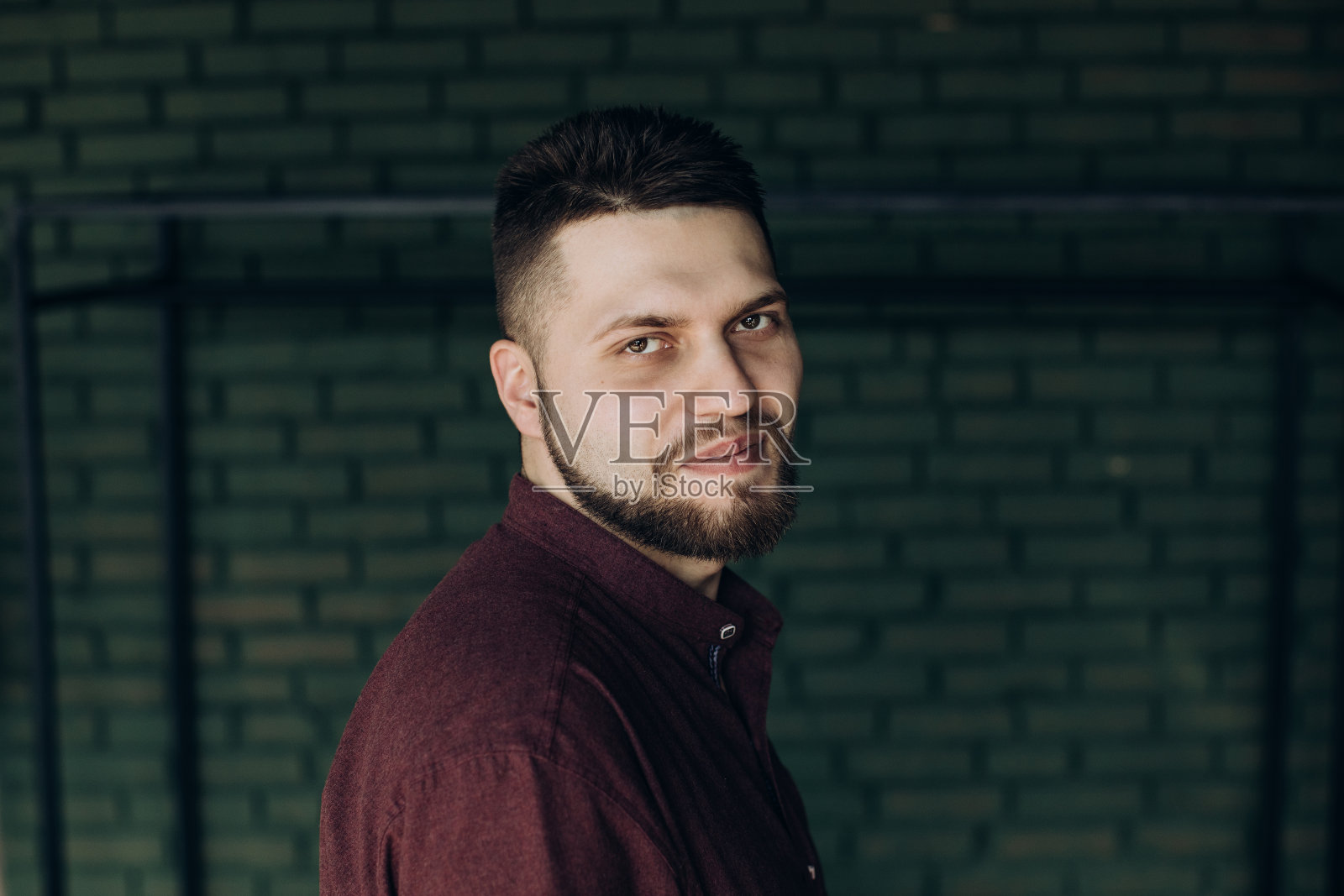 黑色背景上的留胡子的年轻人的肖像照片摄影图片