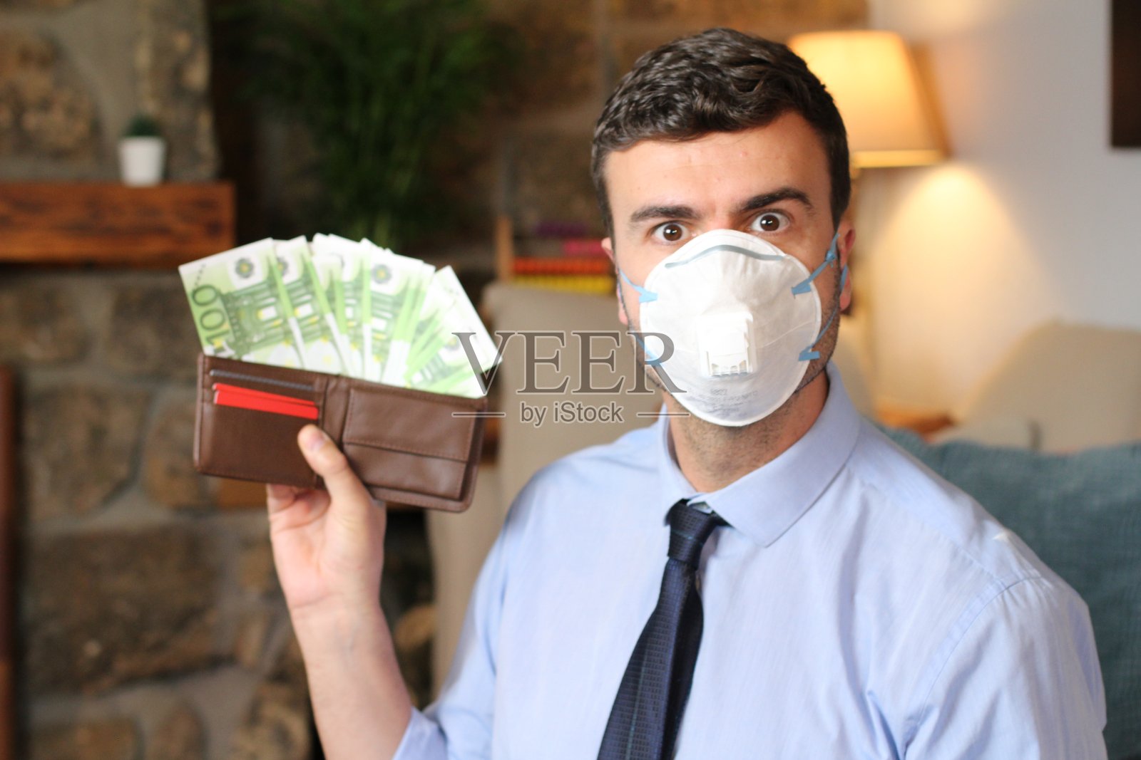 商人显示全钱包期间病毒爆发衰退。照片摄影图片