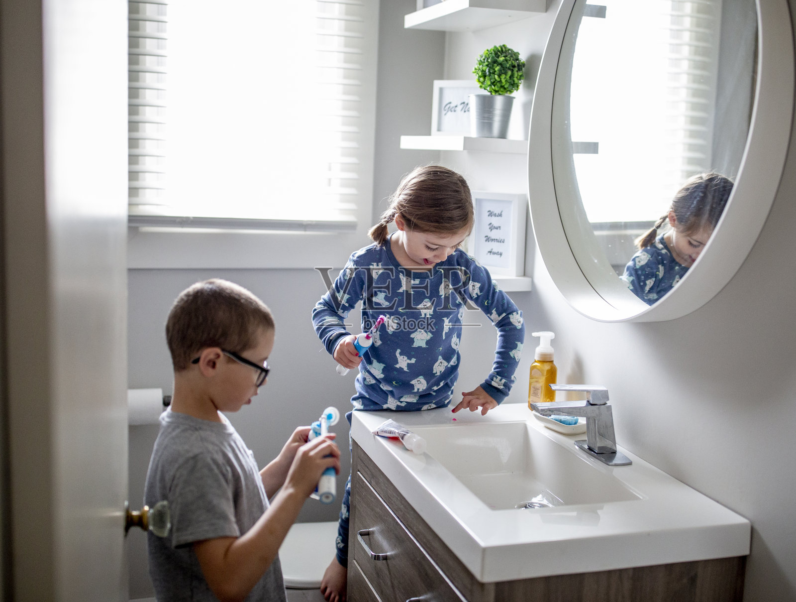 美丽的小女孩在刷牙。照片摄影图片