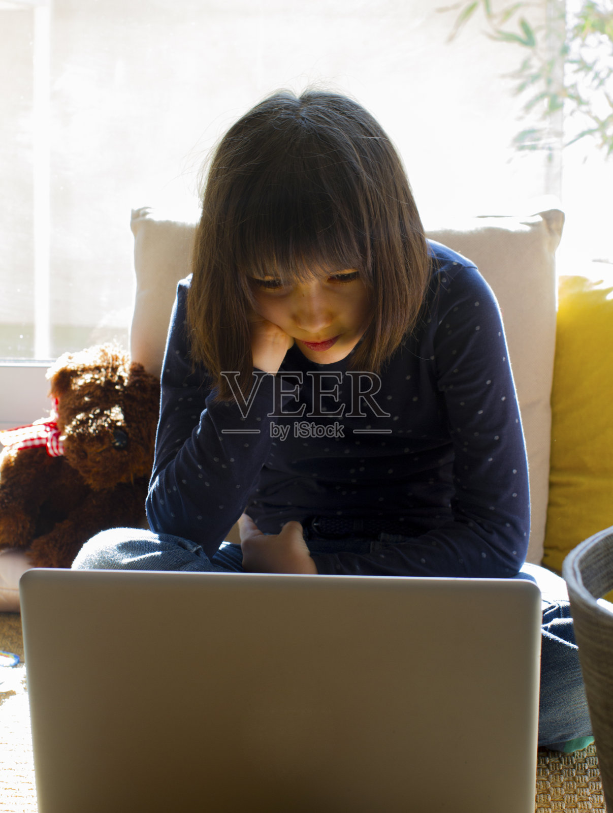 病毒爆发教育 - 电脑屏幕催眠下的微笑儿童照片摄影图片