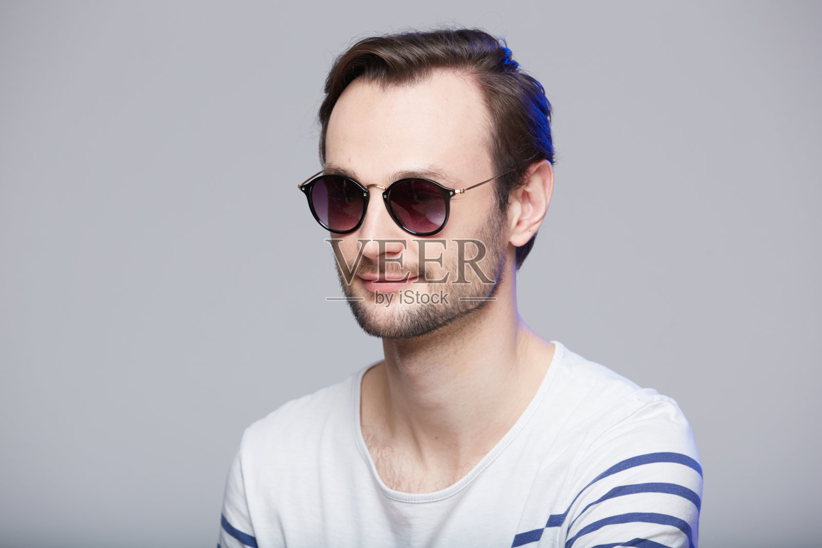 摄影棚里的帅哥戴着墨镜照片摄影图片