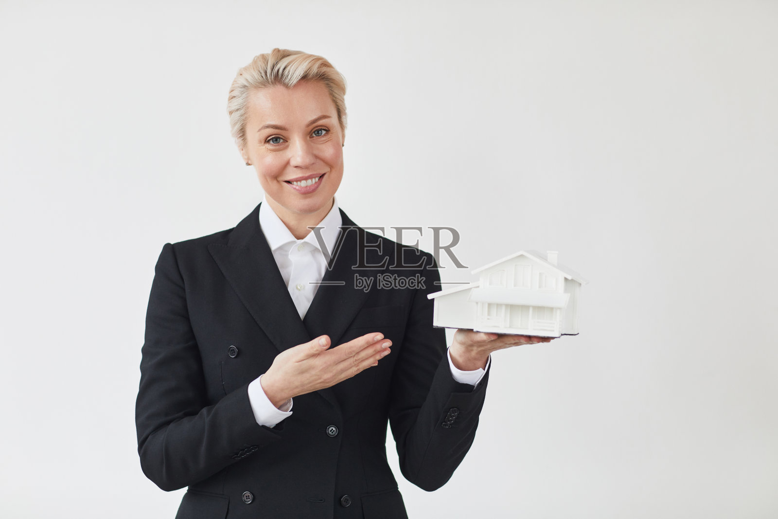 房地产经纪人卖房子照片摄影图片