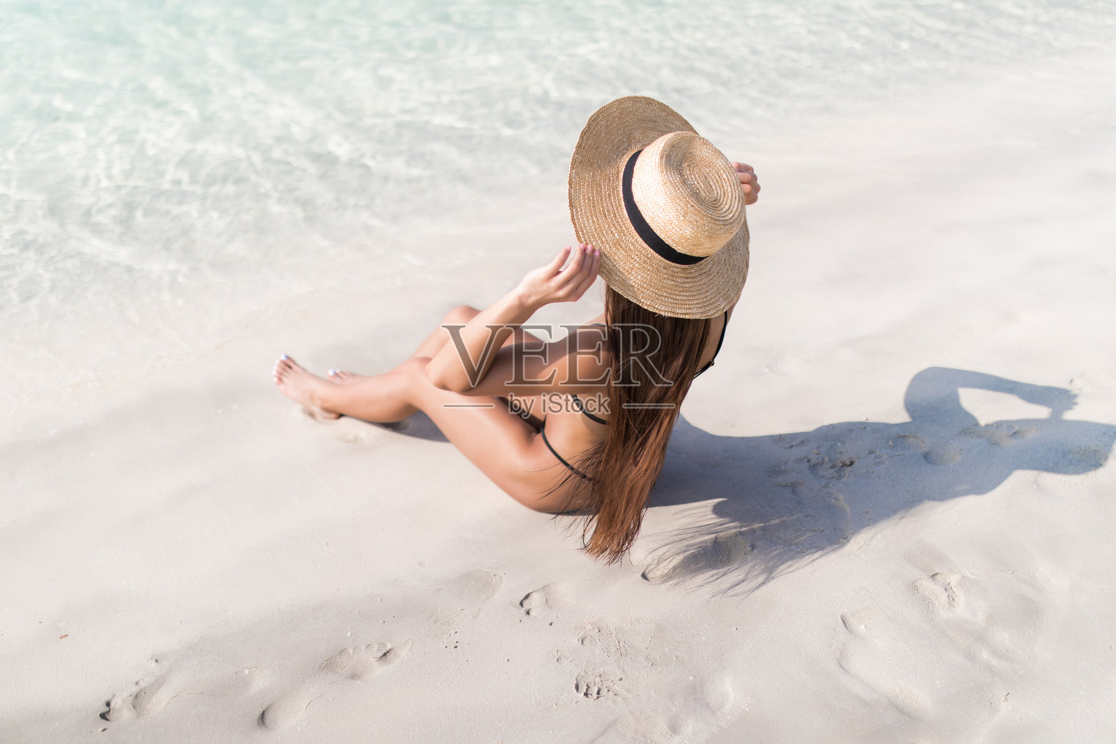 年轻漂亮的女人独自在沙滩上放松照片摄影图片