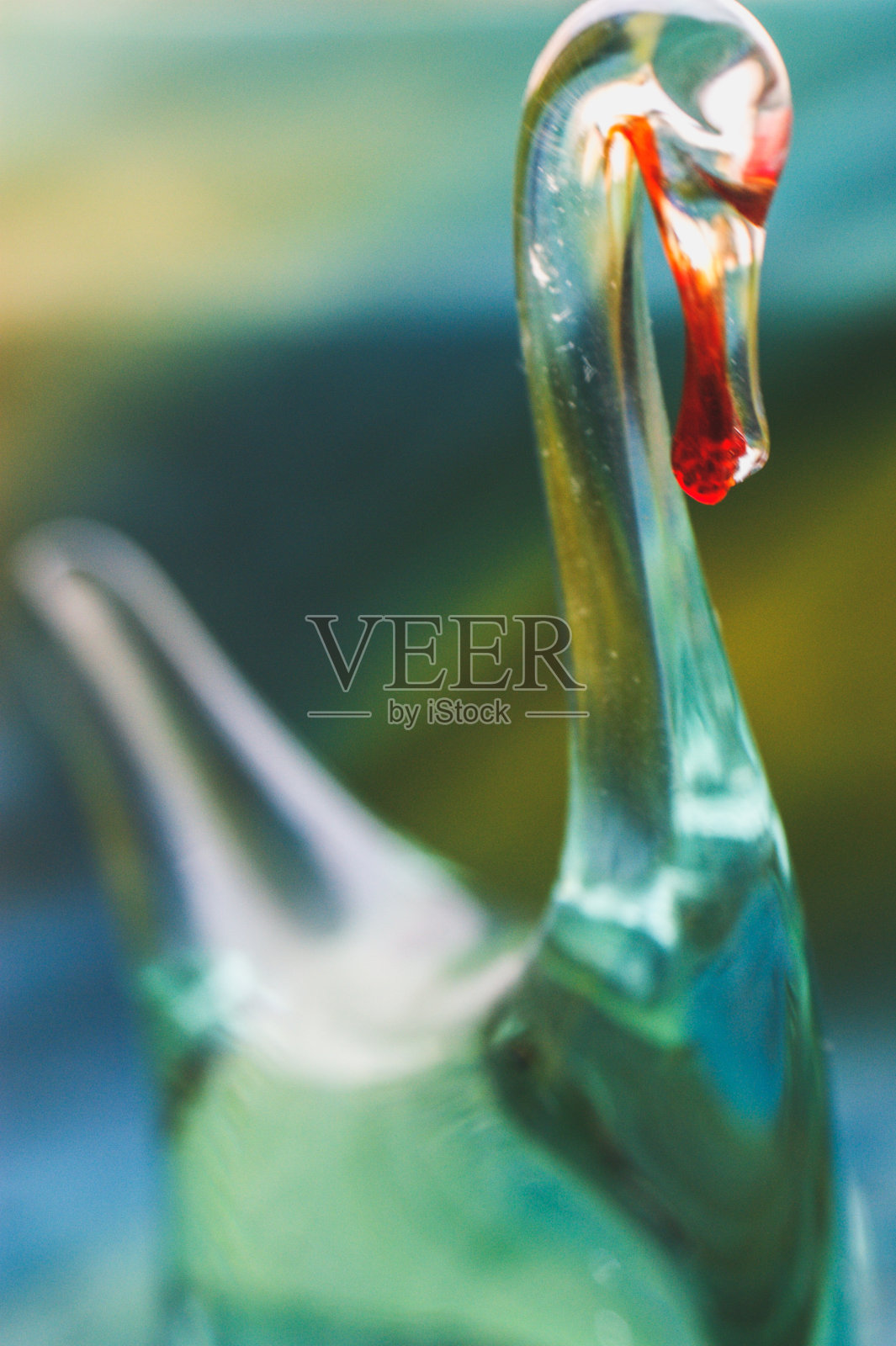 玻璃小塑像是用玻璃做成的一个流动的透明的天鹅塑像照片摄影图片