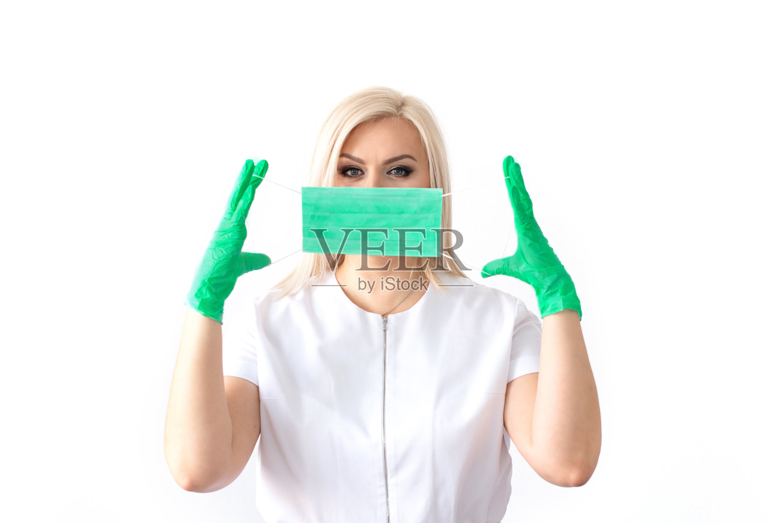 医生戴着医用口罩和绿色橡胶手套。病毒、冠状病毒。保护。用于医疗和美容行业的无菌设备。本空间照片摄影图片