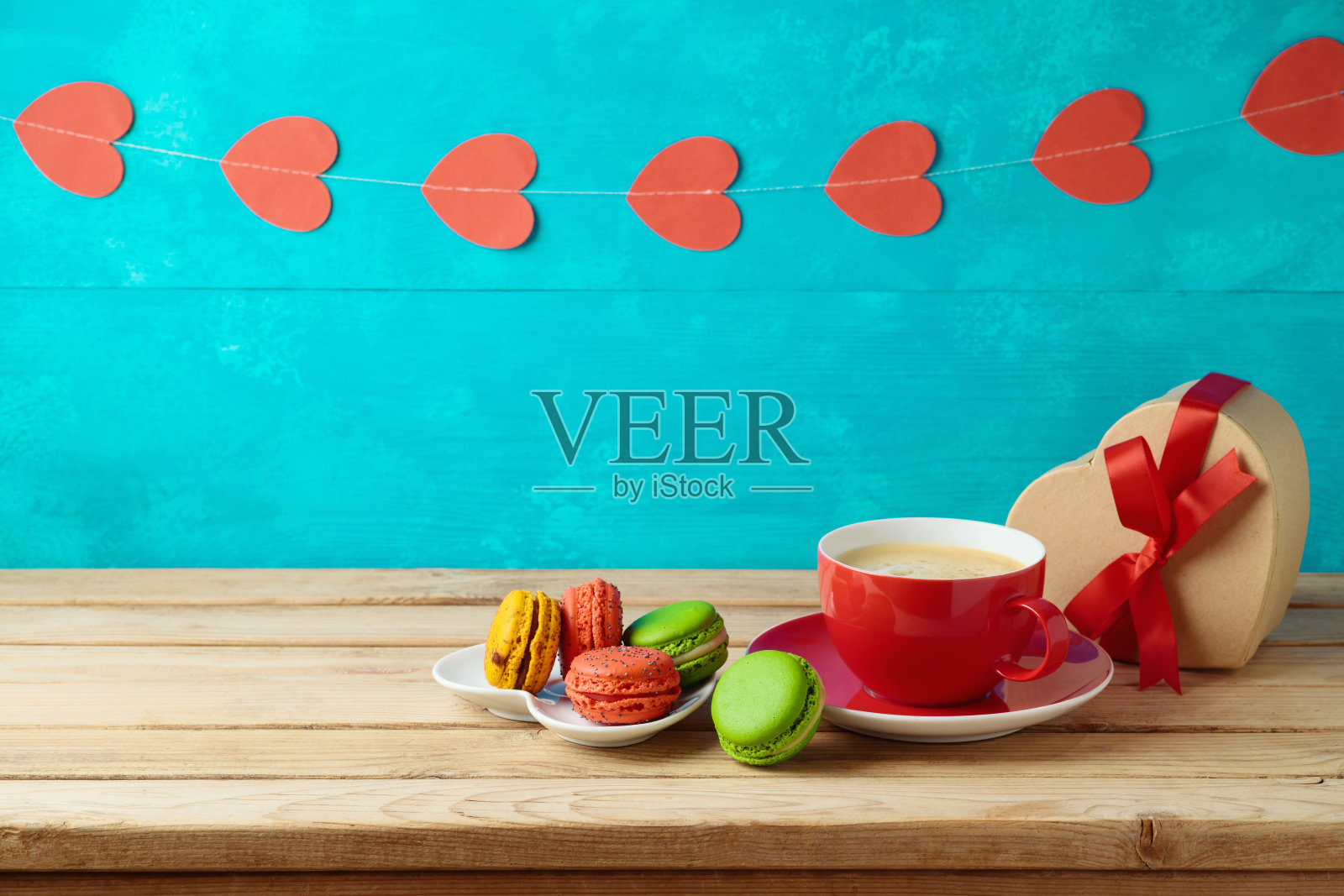 母亲节快乐，咖啡杯和杏仁饼干放在木桌上照片摄影图片