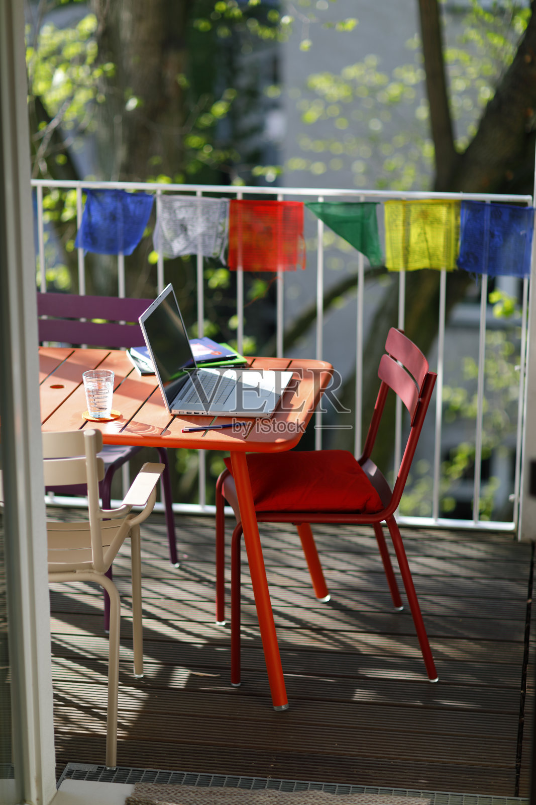 阳台上的家庭办公室照片摄影图片