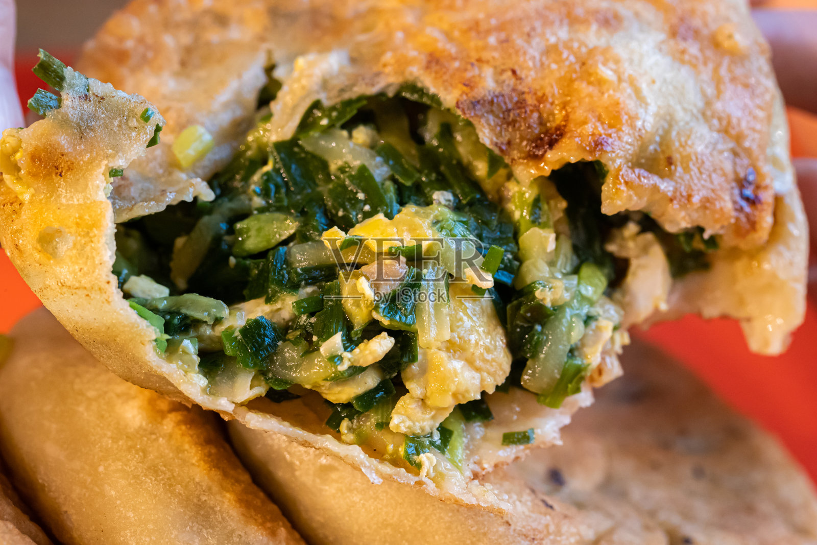 桌上有中国食物:小圆面包，馅饼。韭菜饼照片摄影图片