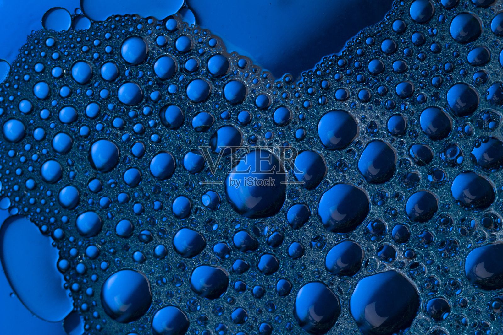 清洁的水和蓝色的水泡。蓝色气泡抽象背景照片摄影图片