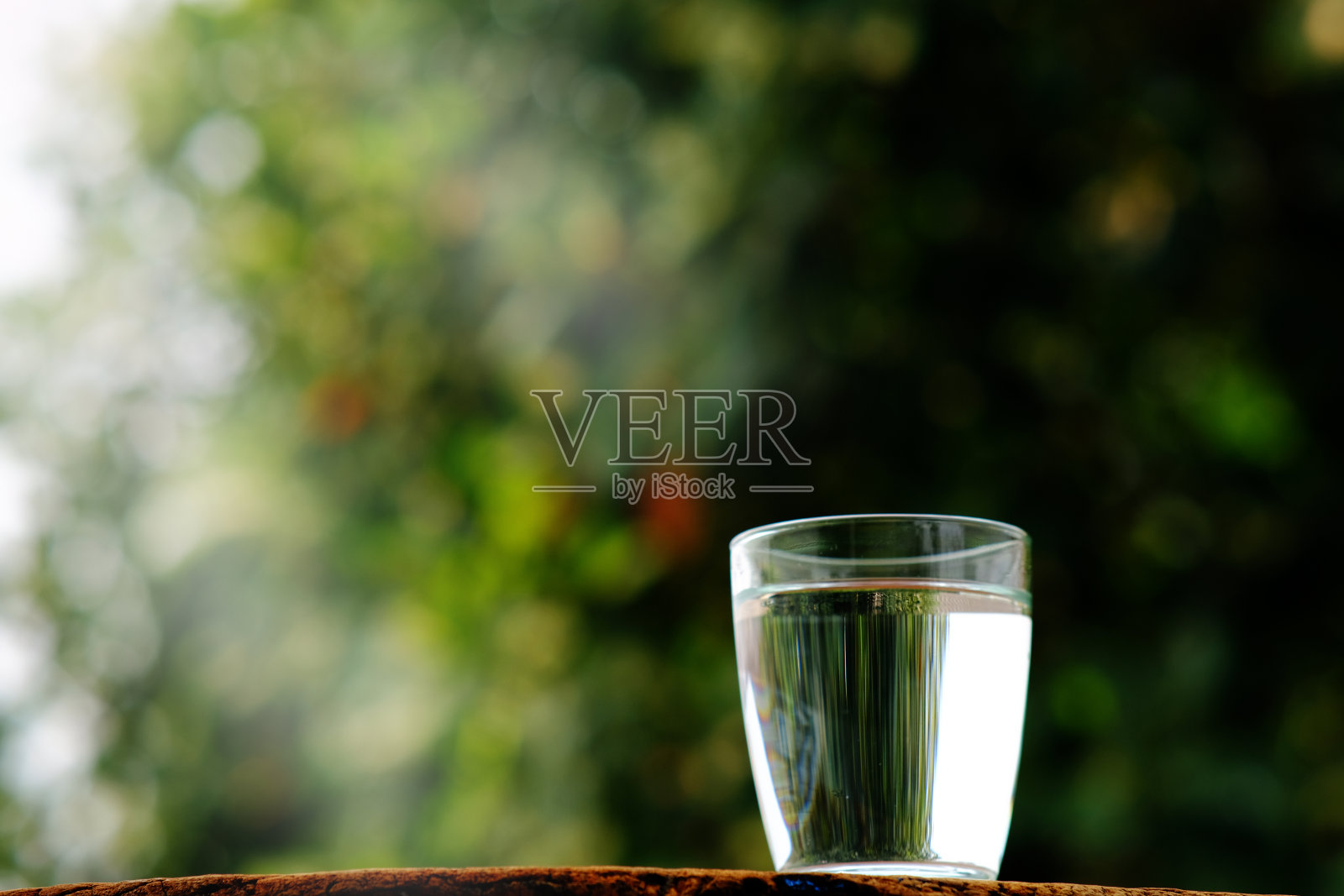 柜台背景上的一杯水照片摄影图片