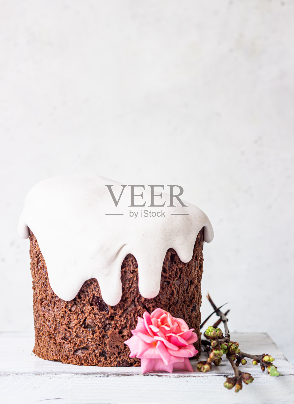 甜美的传统巧克力面包(kulich)装饰蛋白霜在轻的背景。复活节组成。复活节假期的概念。照片摄影图片