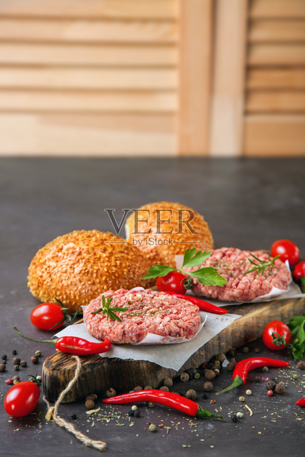 板上放着汉堡和香料的肉排。有选择性的重点。副本的空间。照片摄影图片