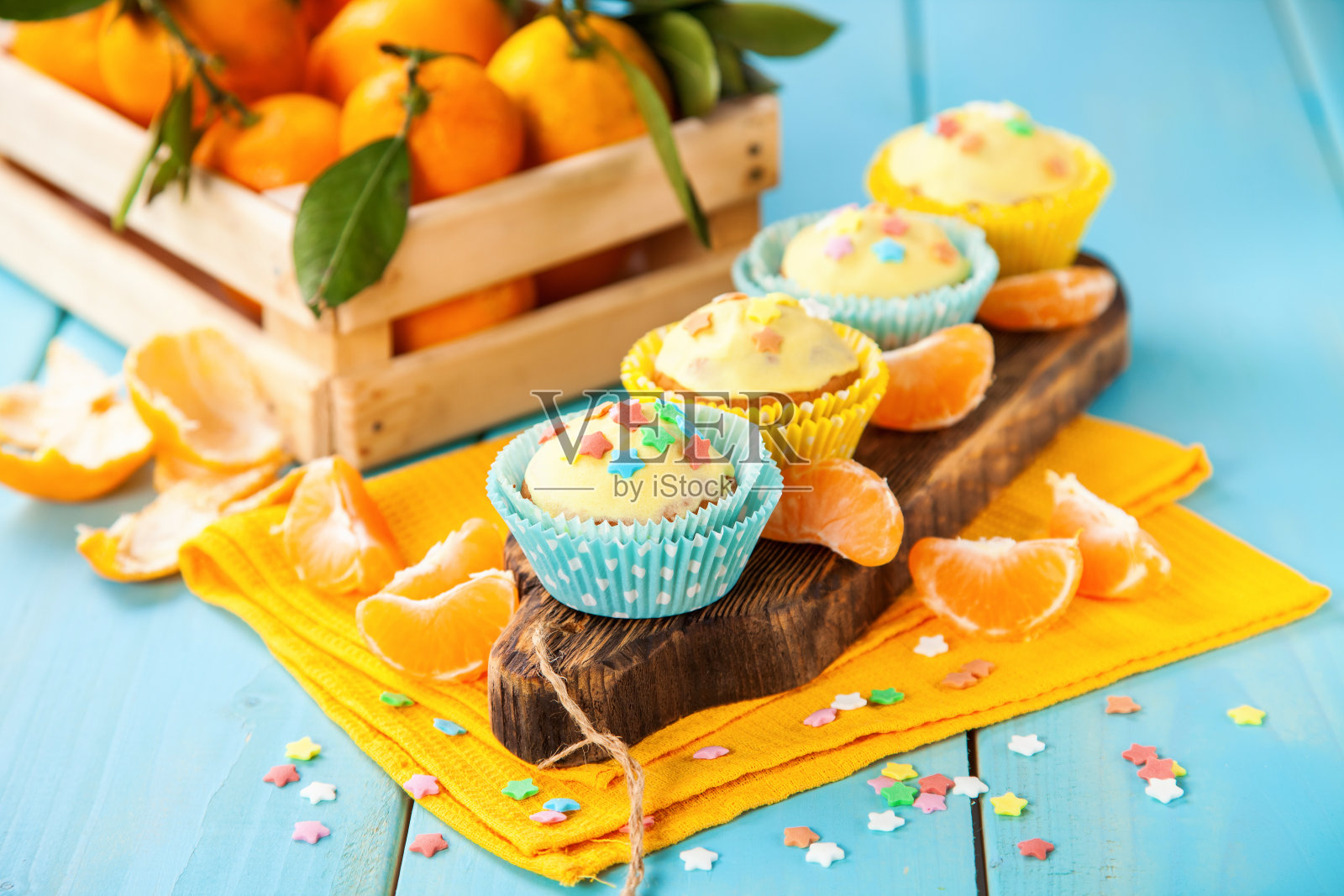 桌子上的蛋糕，选择性聚焦，复制空间。照片摄影图片