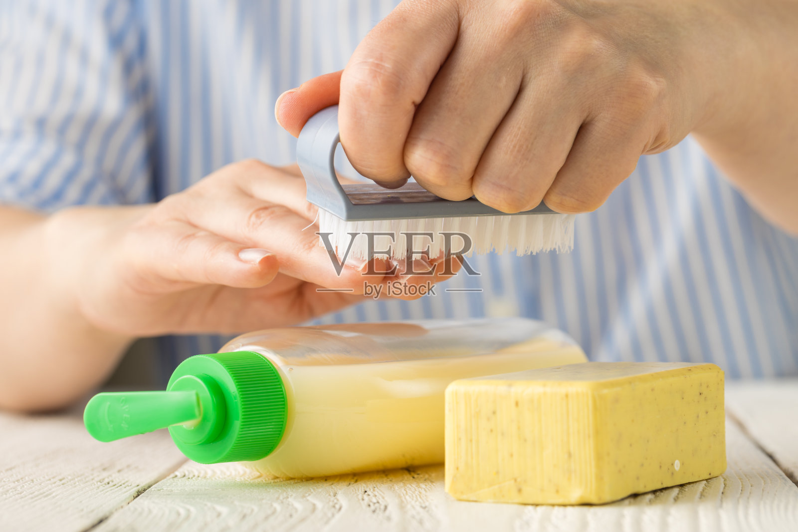 注重卫生，减缓细菌和病毒的传播，肥皂洗手液和清洁用品的符号使手和表面的曲线变平照片摄影图片