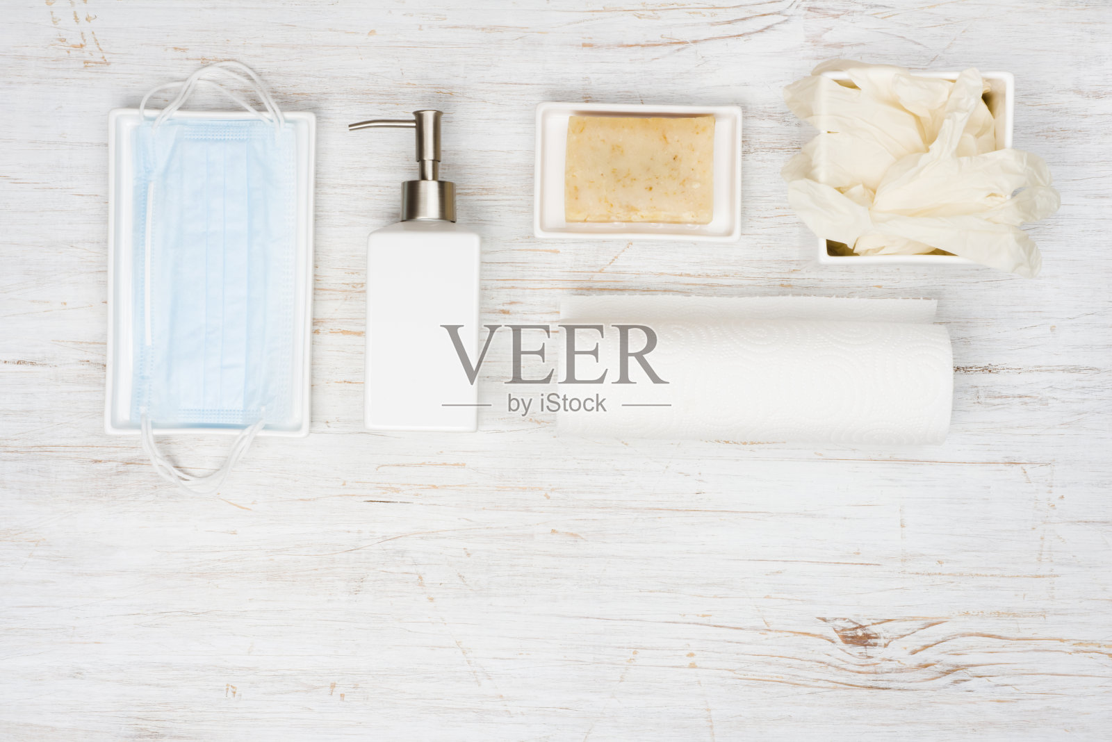 木质背景的医用口罩和护手卫生用品照片摄影图片