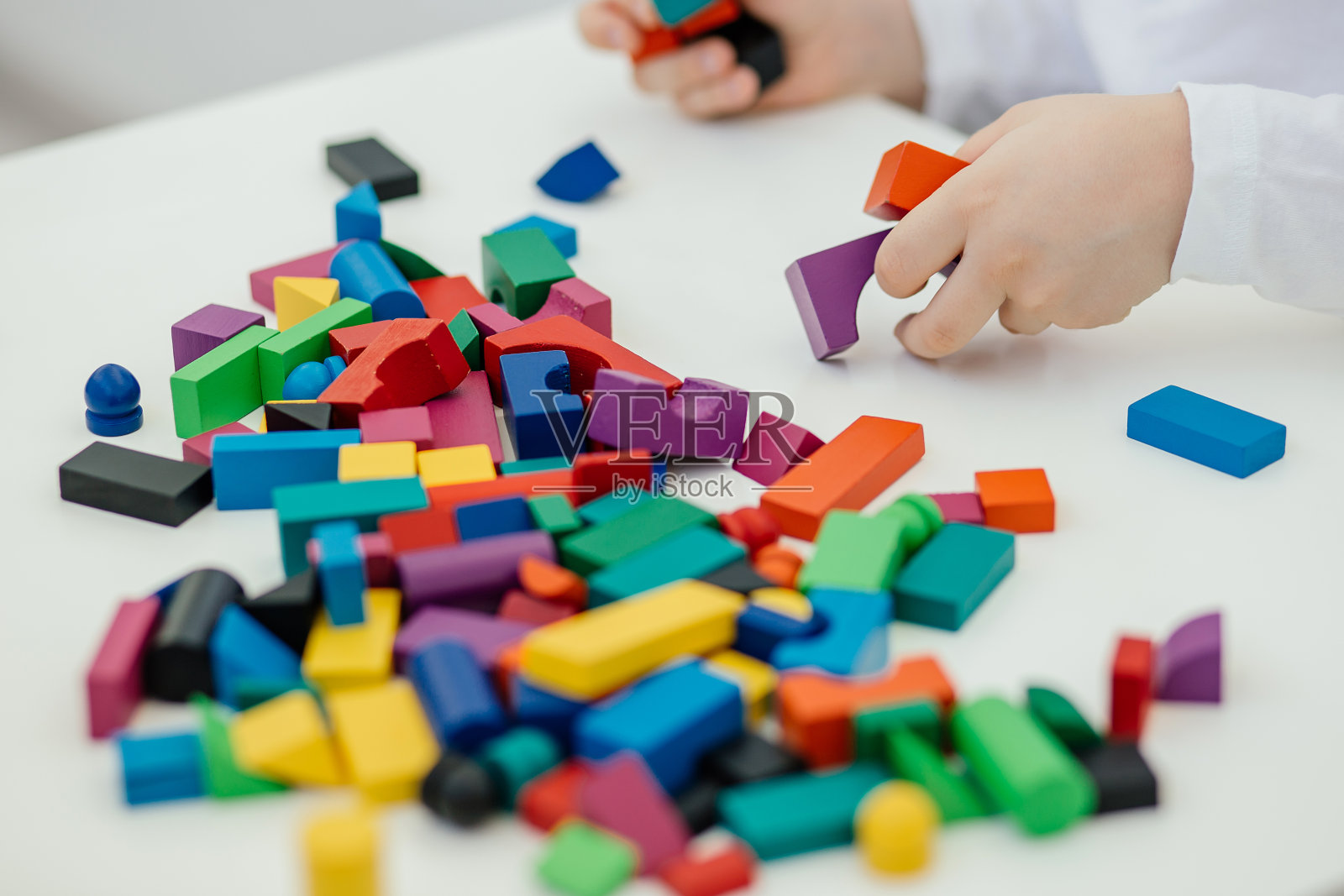 学前儿童的发展观念。设计师开发精细的运动技能的手。家庭教育。照片摄影图片