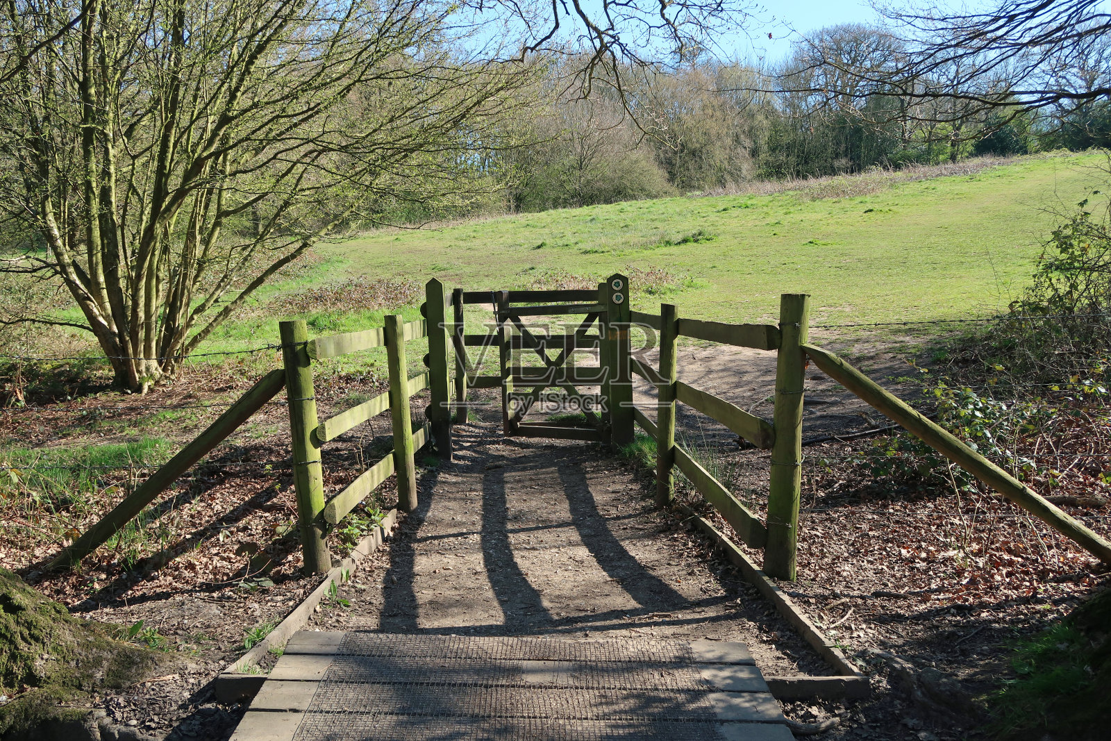 米尔草甸自然保护区小径上的木制接吻门照片摄影图片