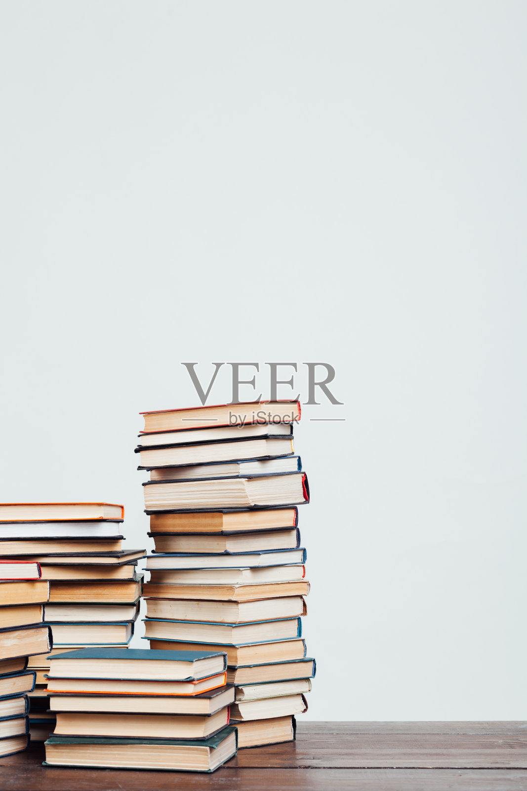 家里有许多摞在白色背景上准备考试的教育书籍照片摄影图片