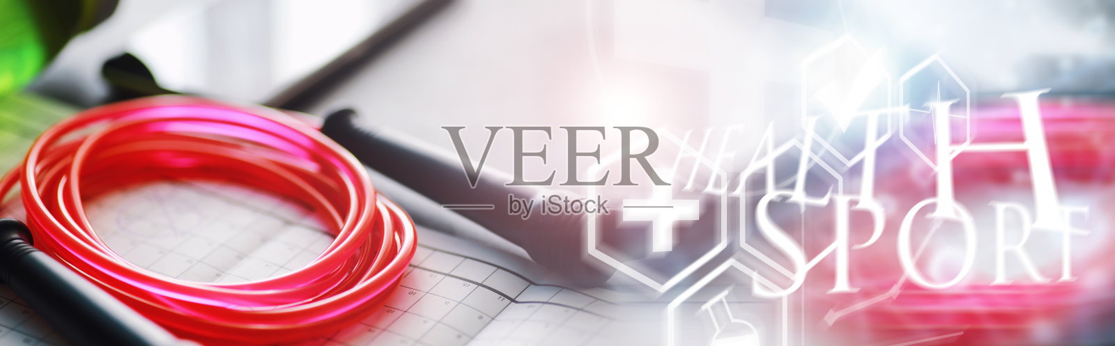 跳绳。体育课体育运动器材。绳锻炼例程。粉红色的跳绳手机和秒表和水在桌子上。照片摄影图片