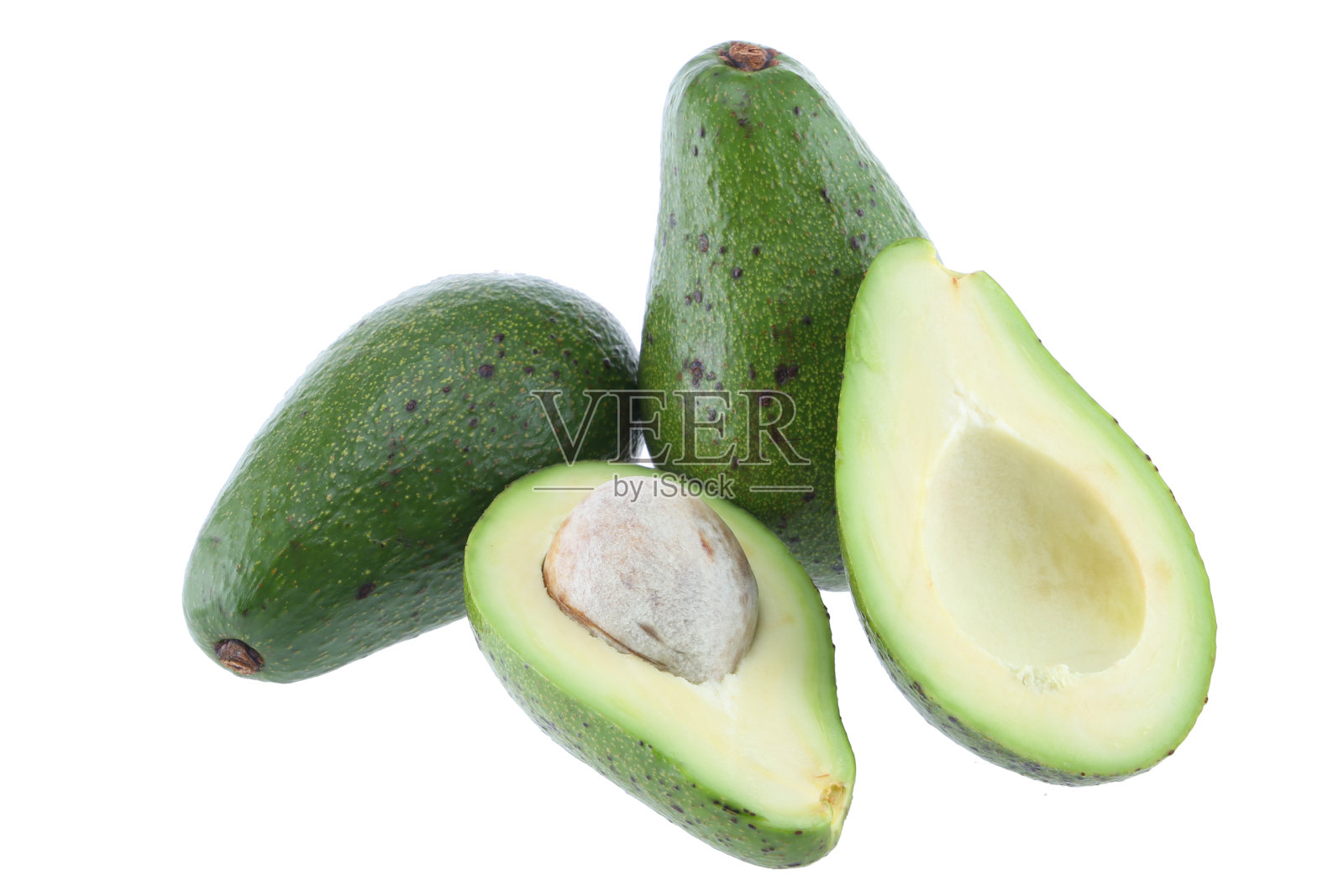 白色背景下的牛油果切半（含裁剪路径）。专业食品摄影照片摄影图片
