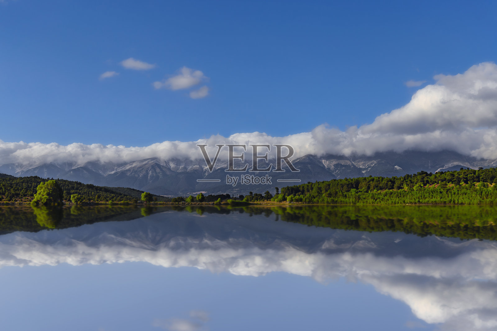 非常美丽的湖景。长时间的曝光。照片摄影图片