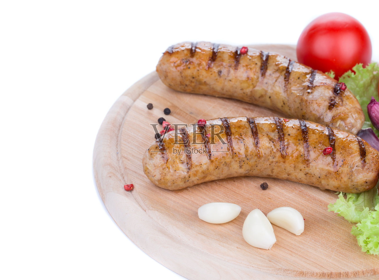 在砧板上烤的猪肉香肠。照片摄影图片