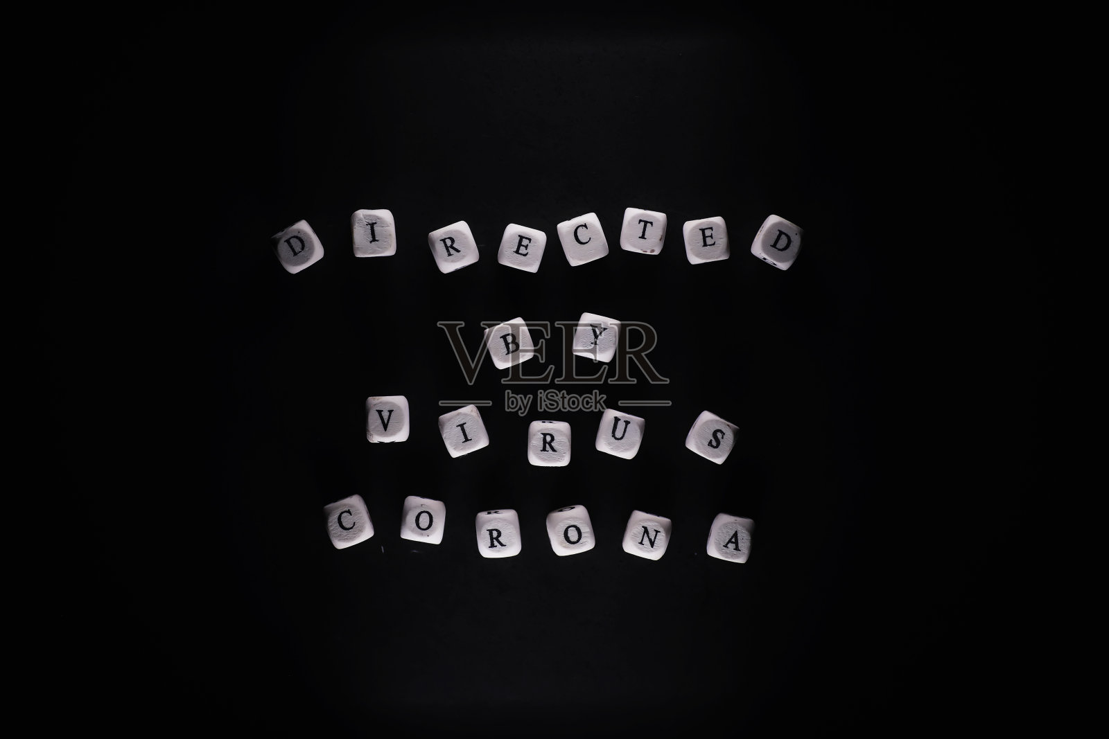 小写字母的立方体上刻有“病毒”字样。背景为黑色的冠状病毒。病毒和冠状病毒主任。世界大流行背景。照片摄影图片