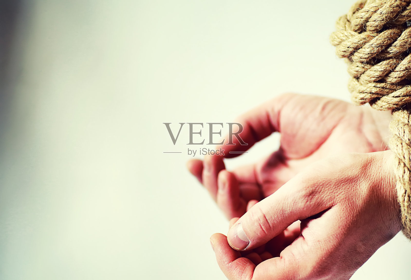 扎成一束的粗绳。装饰和设计用麻绳。背景来自一根钓鱼绳。照片摄影图片