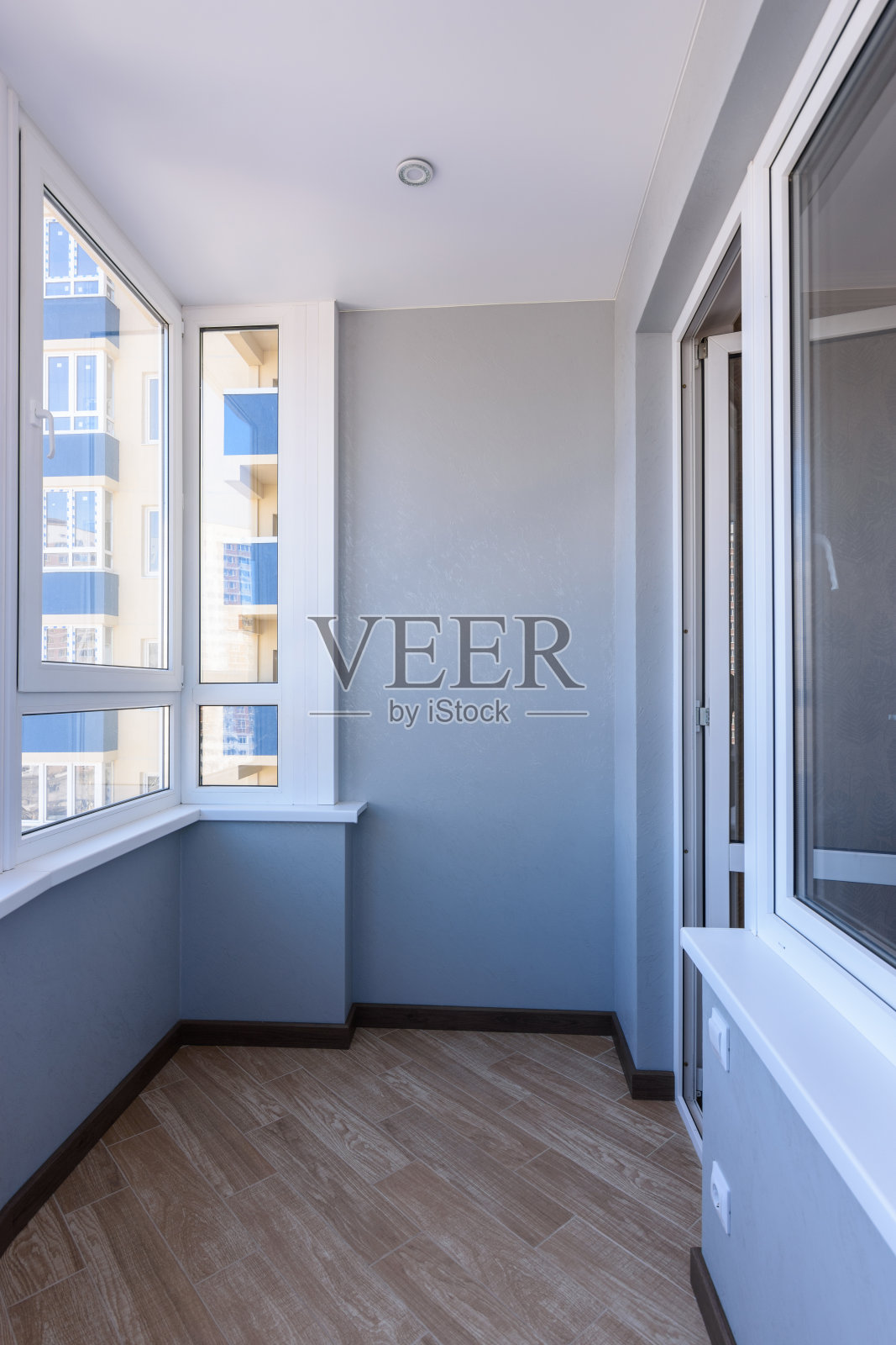 室内装修后宽敞空旷的阳台照片摄影图片