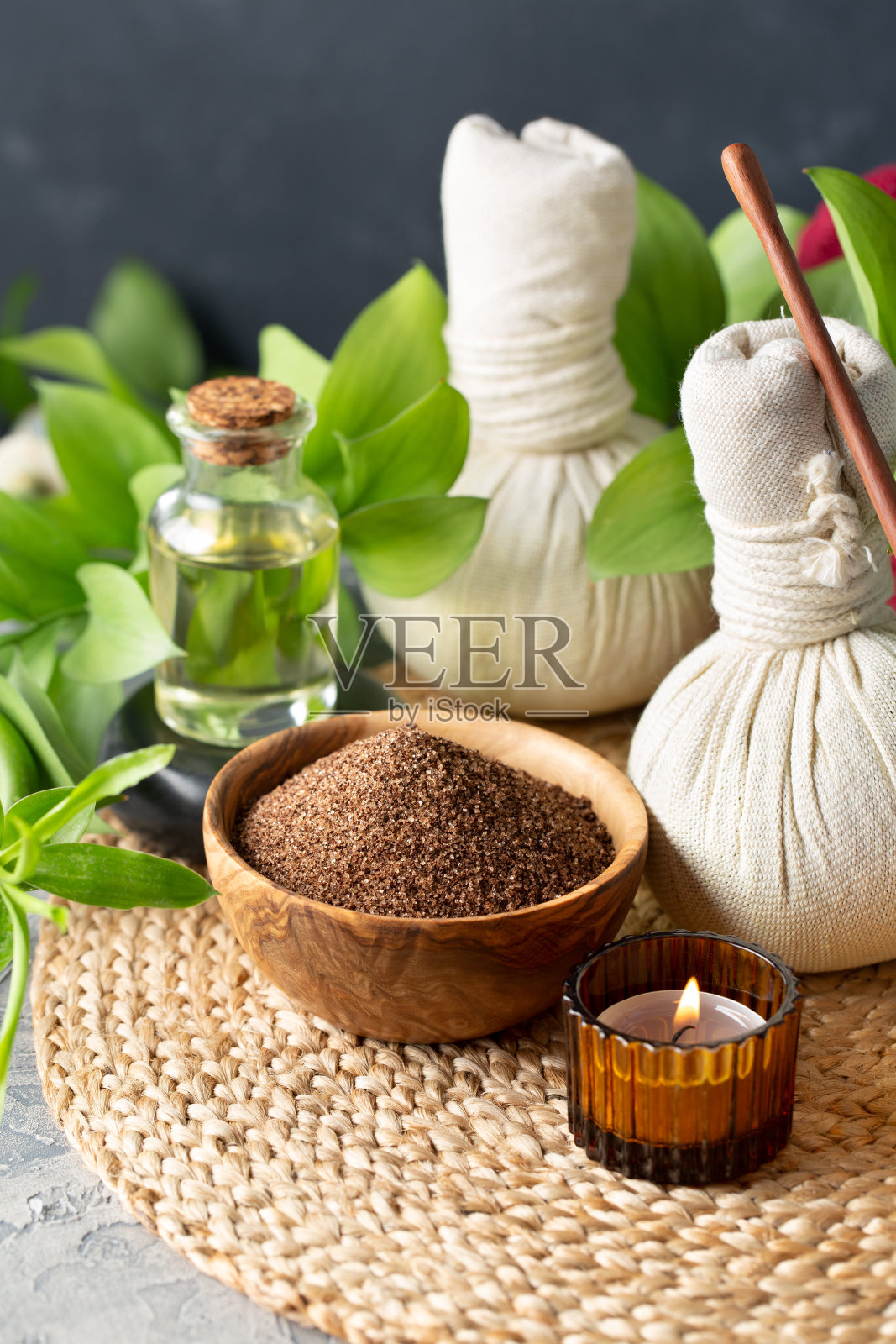 水疗和沐浴概念。磨碎的咖啡磨砂膏，涂在身体上的油和棉质按摩袋。照片摄影图片