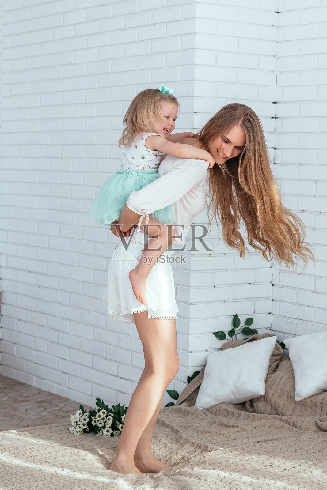 妈妈和女儿一起玩耍照片摄影图片