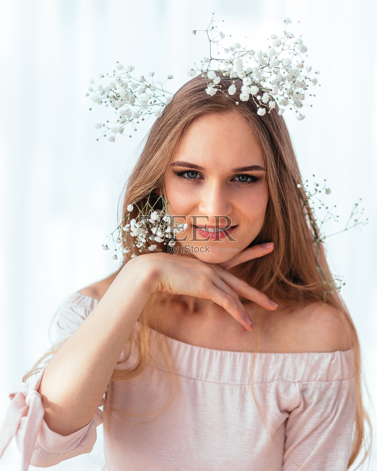 鲜花丛中的年轻女子春夏肖像照片摄影图片