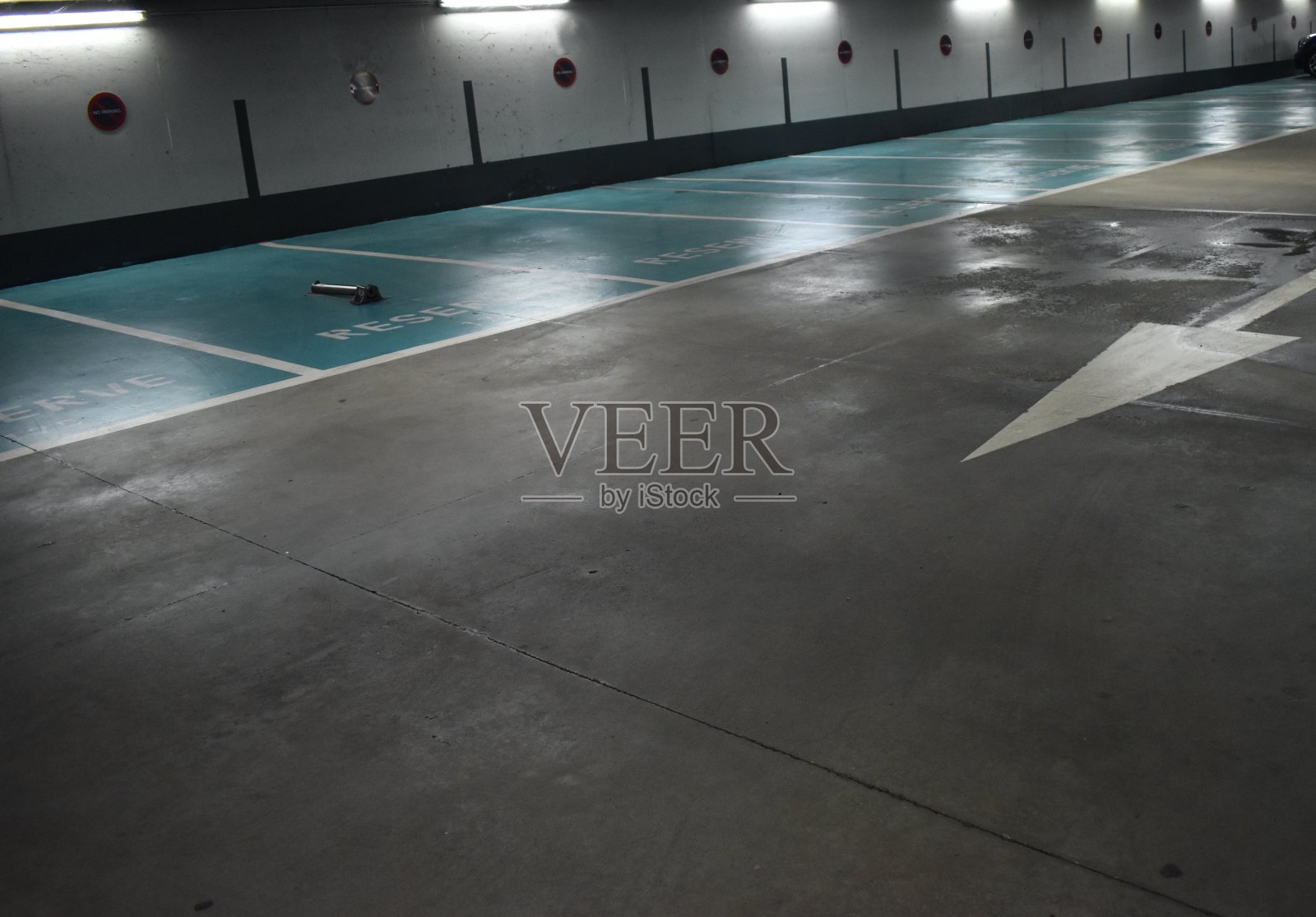 寻找停车位照片摄影图片