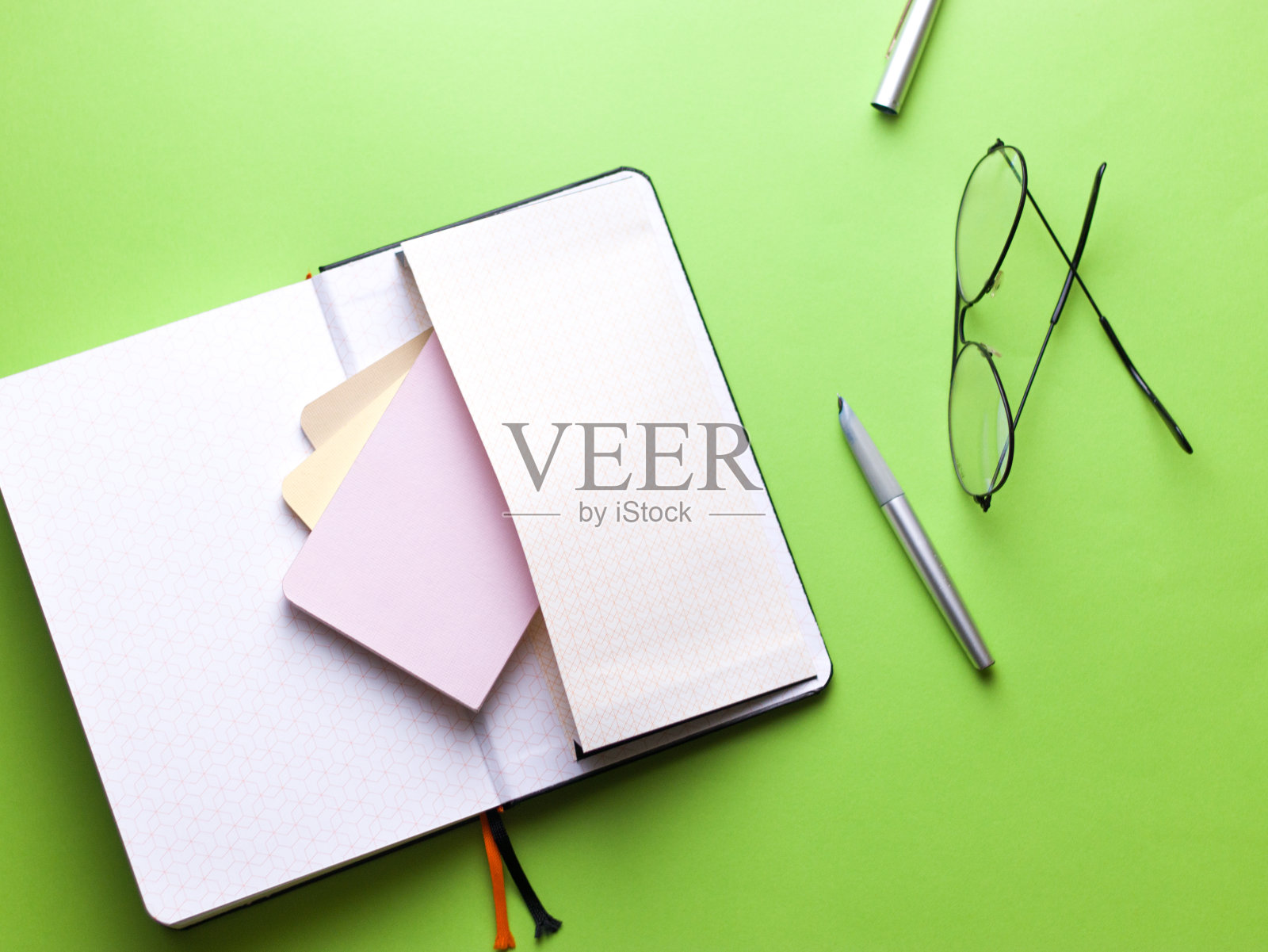 打开笔记本/日记/日记本拍照。照片摄影图片